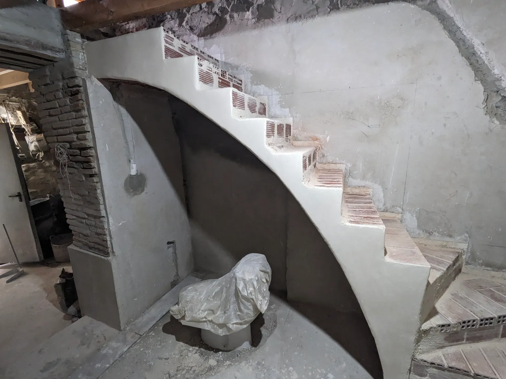 Perfil de escalera tabicada autoportante finalizada, mostrando la esbeltez de la bóveda y los peldaños de rasilla