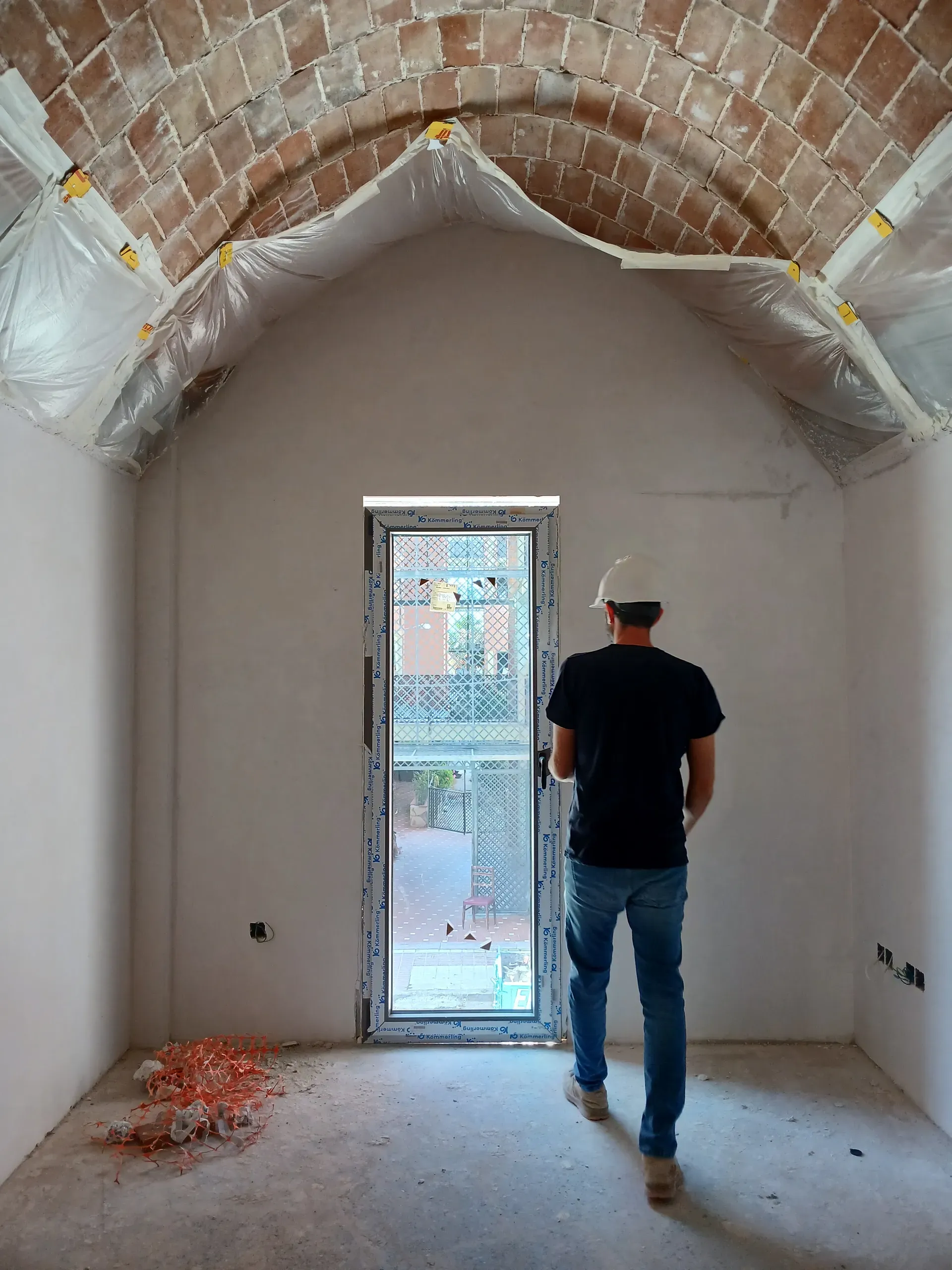 Jesús supervisa la integración de la luz y la estructura bajo una bóveda de triple rosca.