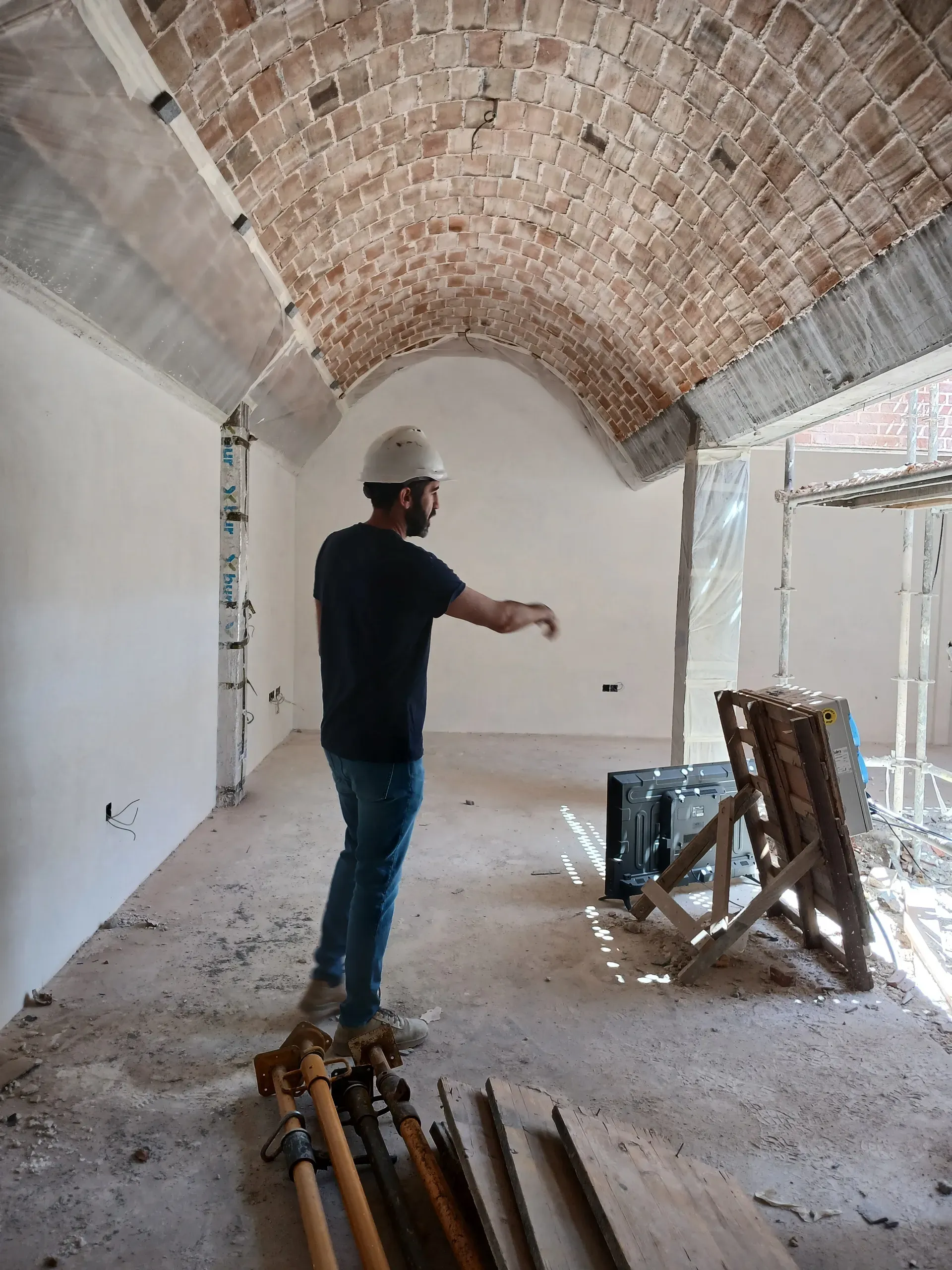 Jesús analiza los encuentros estructurales donde la técnica ancestral se encuentra con la arquitectura moderna.
