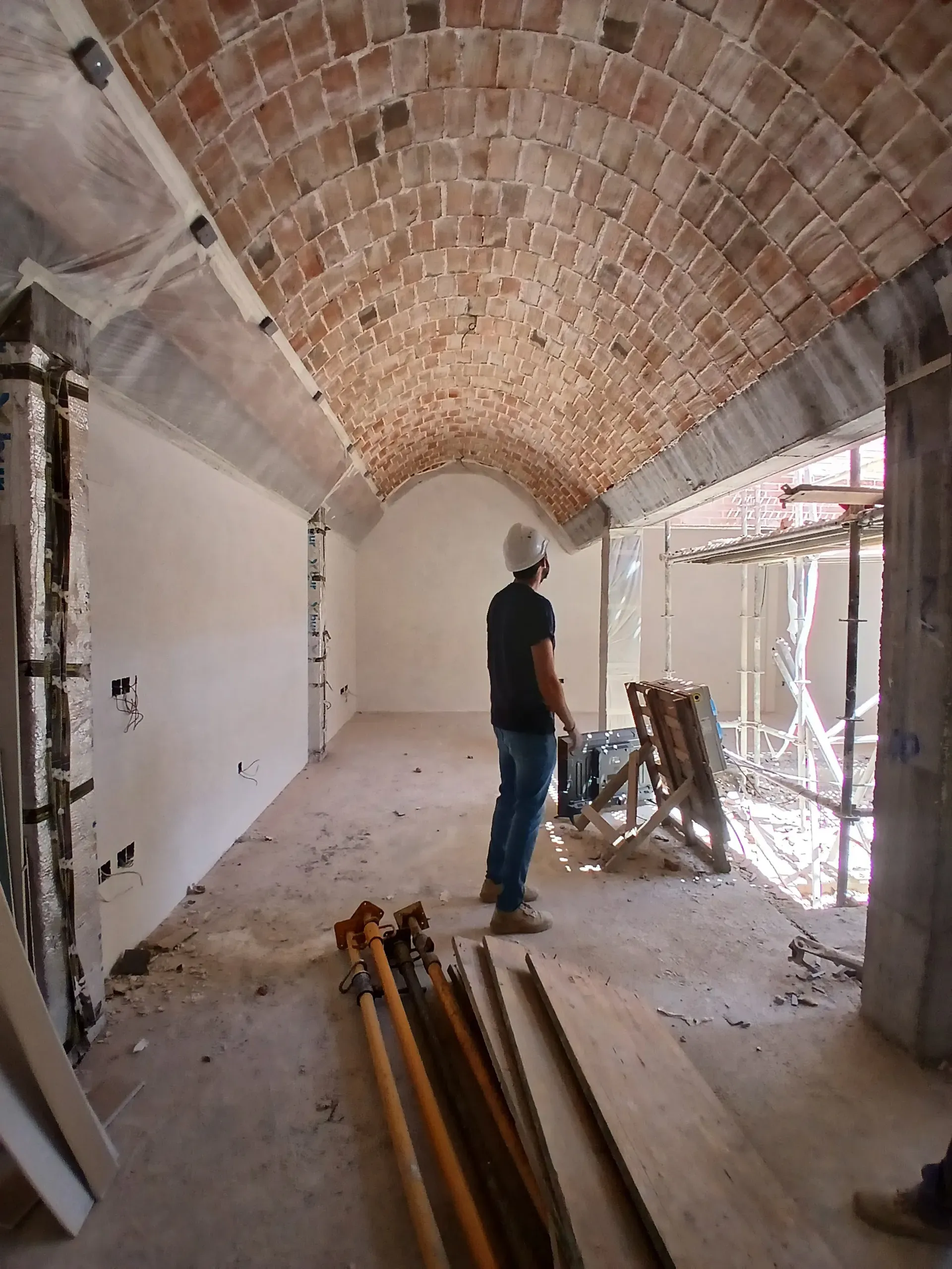 Jesús en el centro de la obra, rodeado por la robustez atemporal de las bóvedas tabicadas.