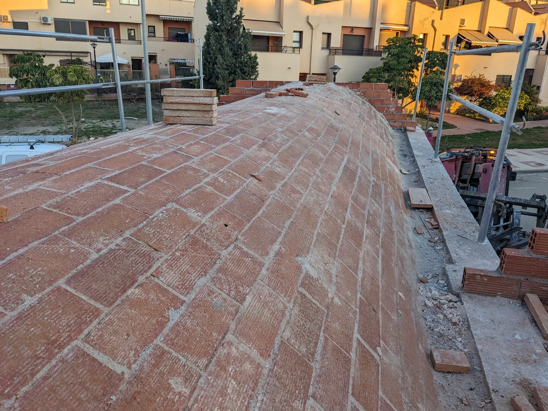 Vista superior del extradós de la bóveda, mostrando la curvatura orgánica y solidez del ladrillo.