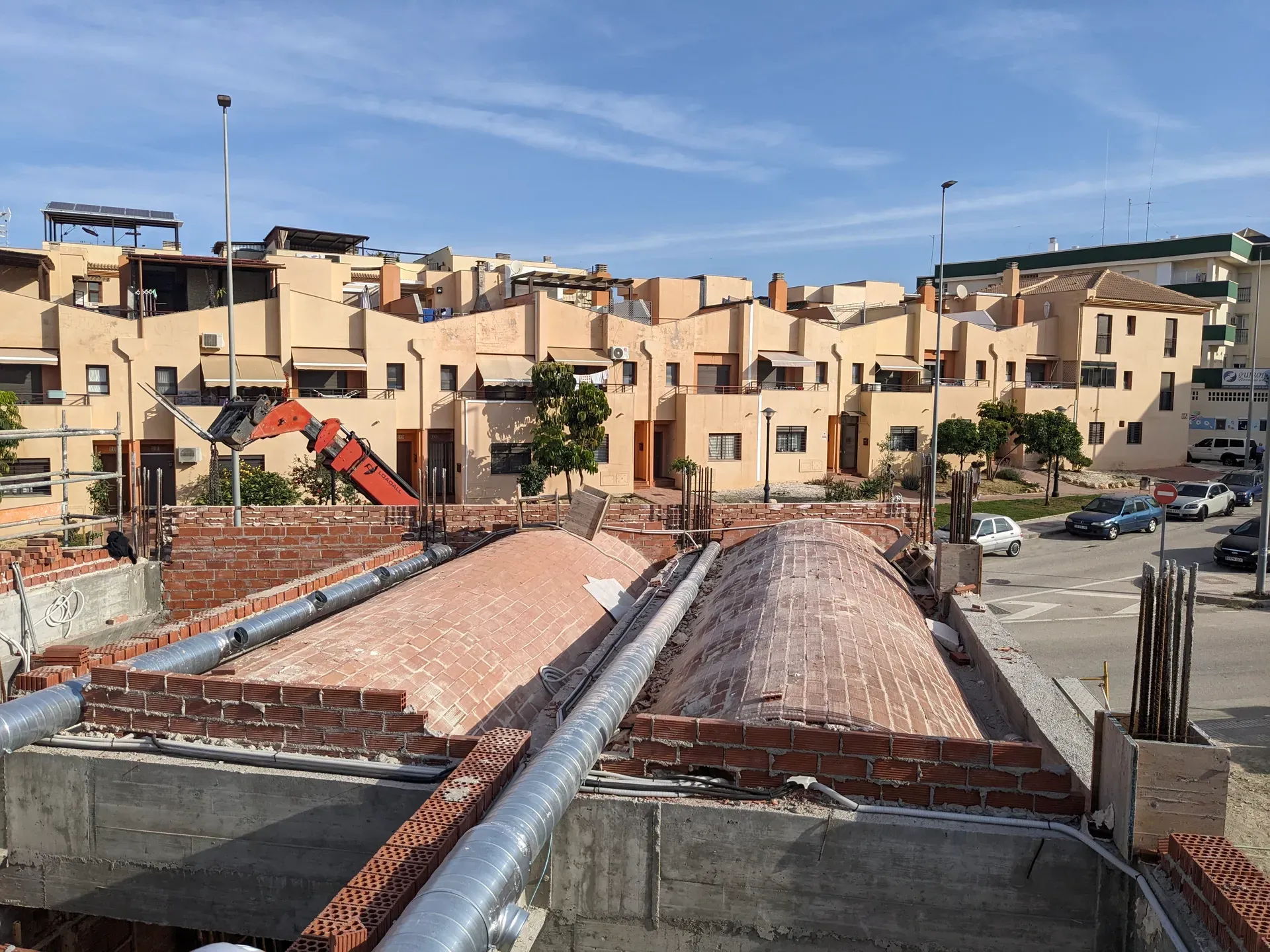 El paisaje urbano de Pueblo Nuevo abraza las nuevas bóvedas en un equilibrio de tradición.