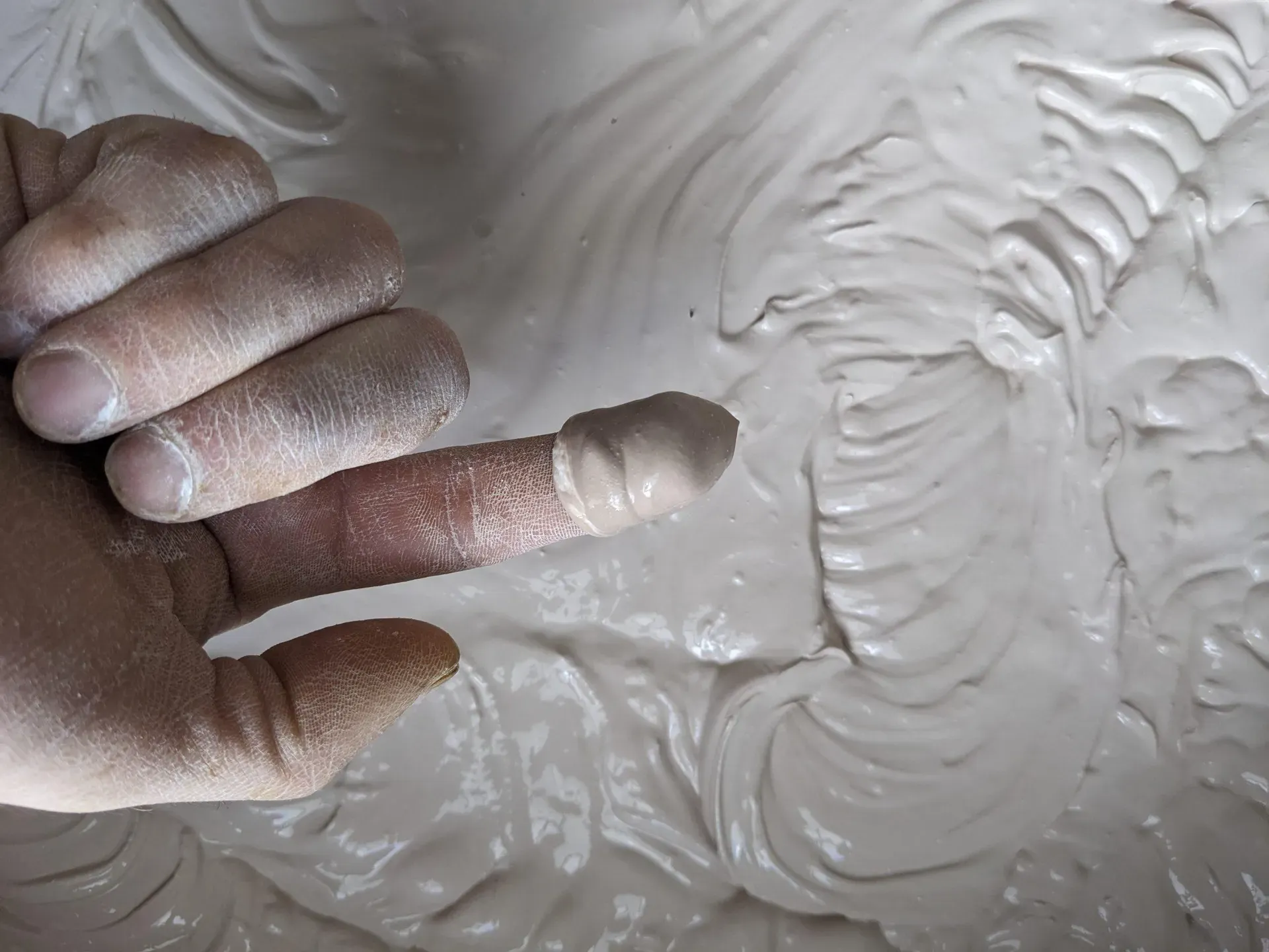Textura cremosa de la pasta de cal en detalle, materia prima de la técnica ancestral