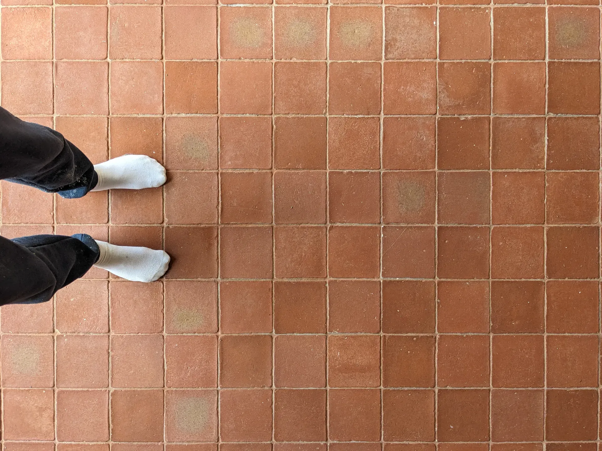 Detalle de textura y tonalidad del pavimento de barro artesanal