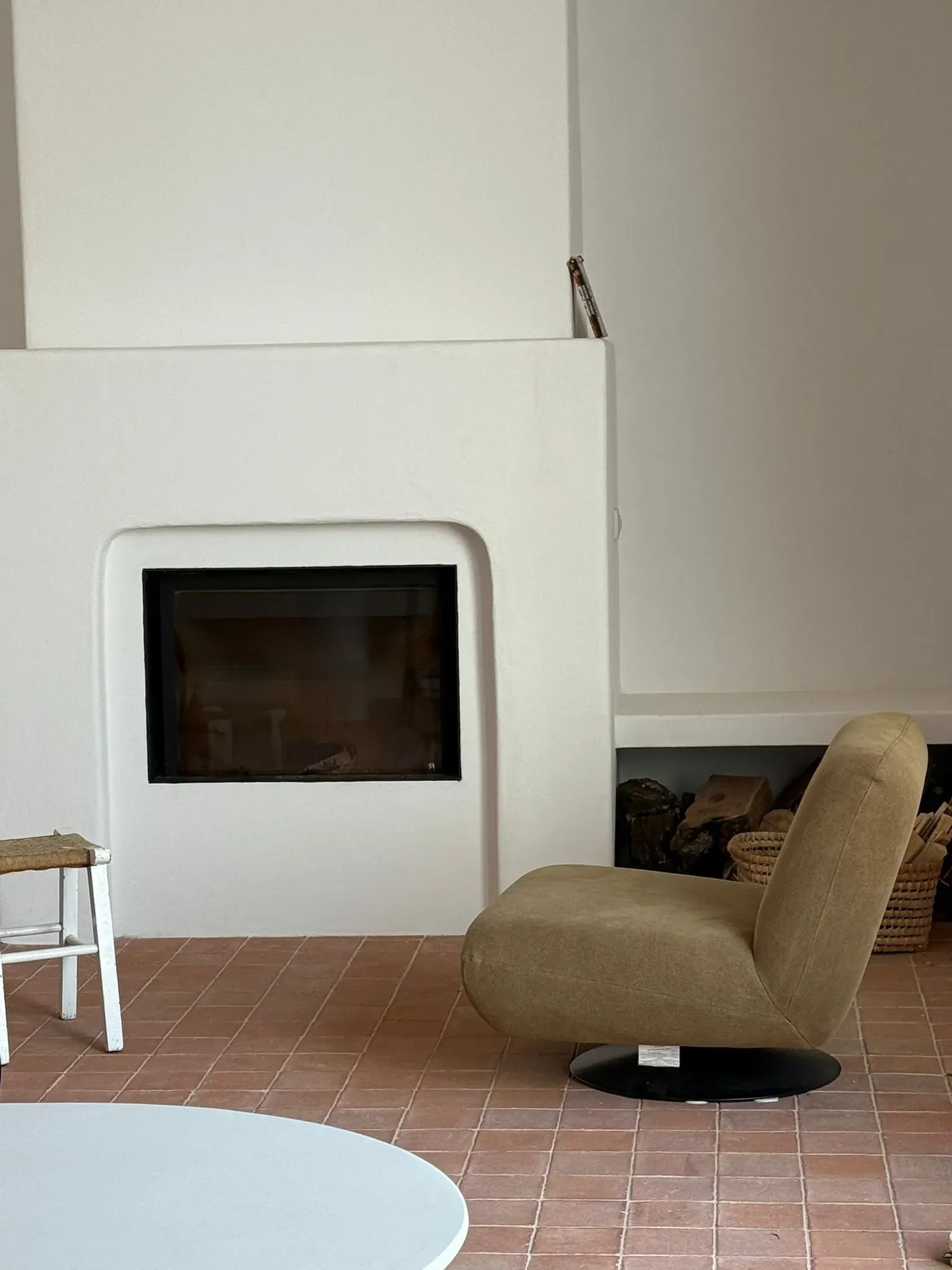 Estancia con chimenea y suelo de barro, mostrando la calidez de los materiales naturales