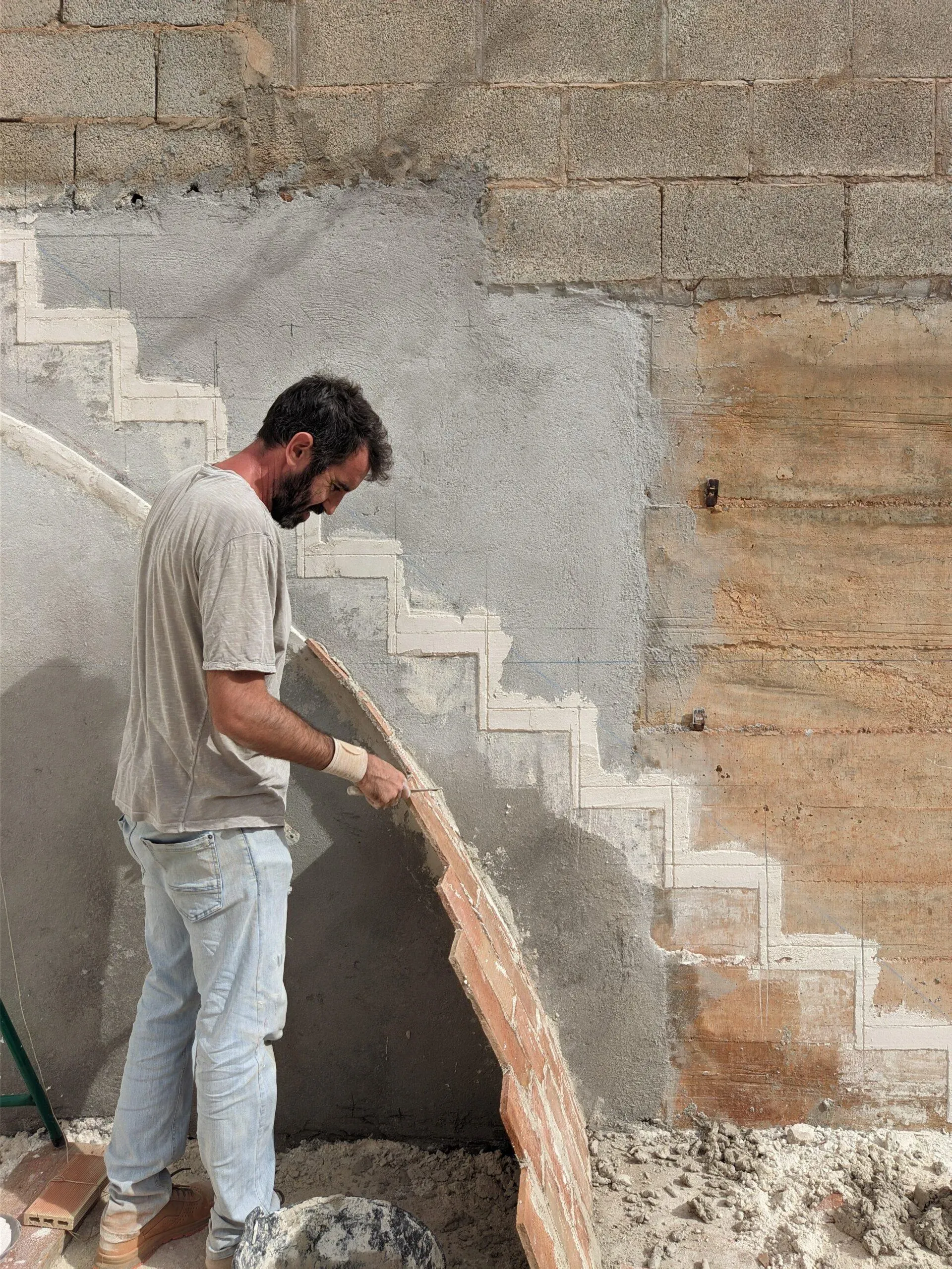 Colocación manual de rasillas con pasta de yeso rápido, técnica ancestral de construcción ágil