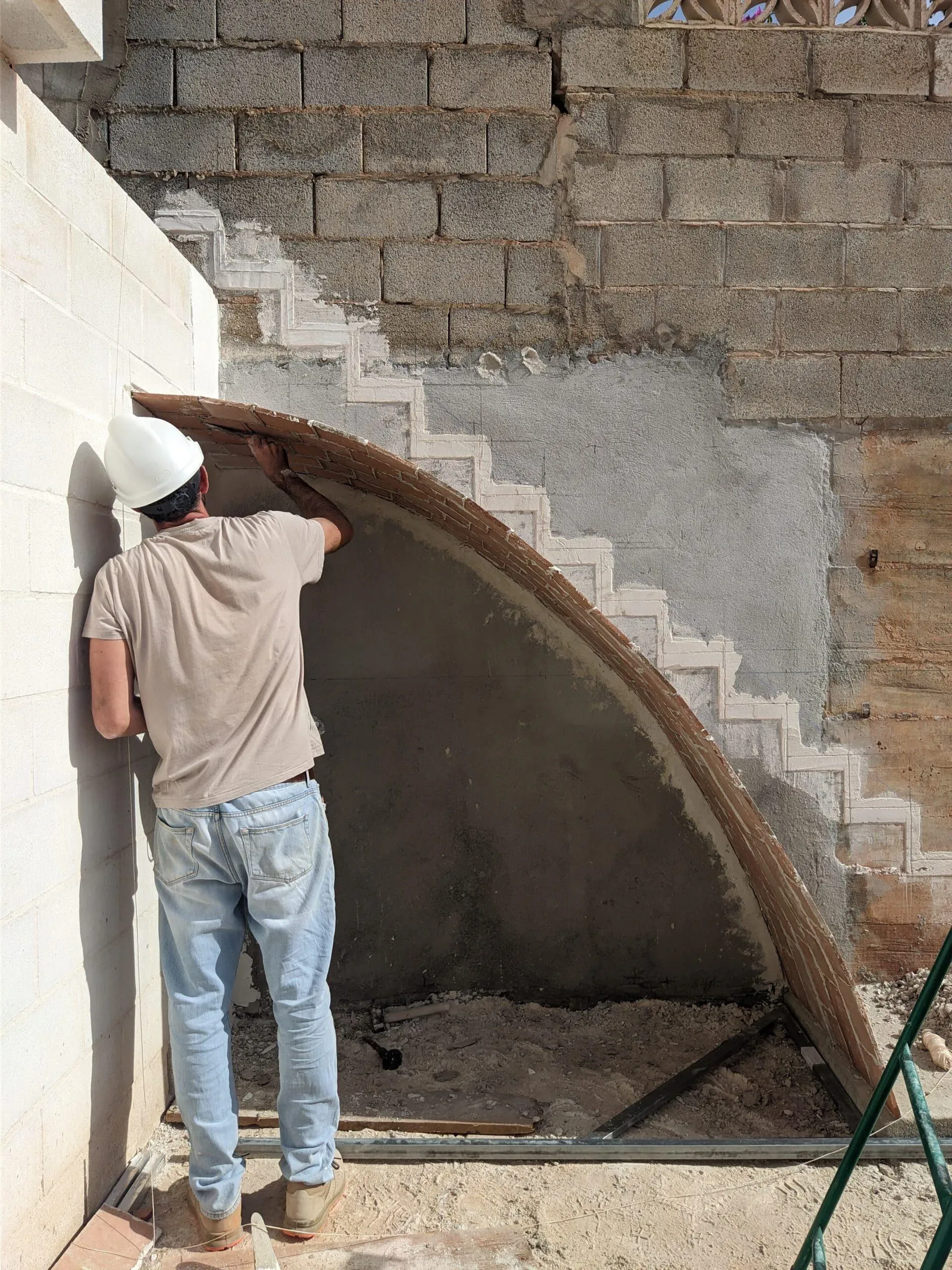 Jesús cerrando la primera rosca de la bóveda, culminación estructural del arco