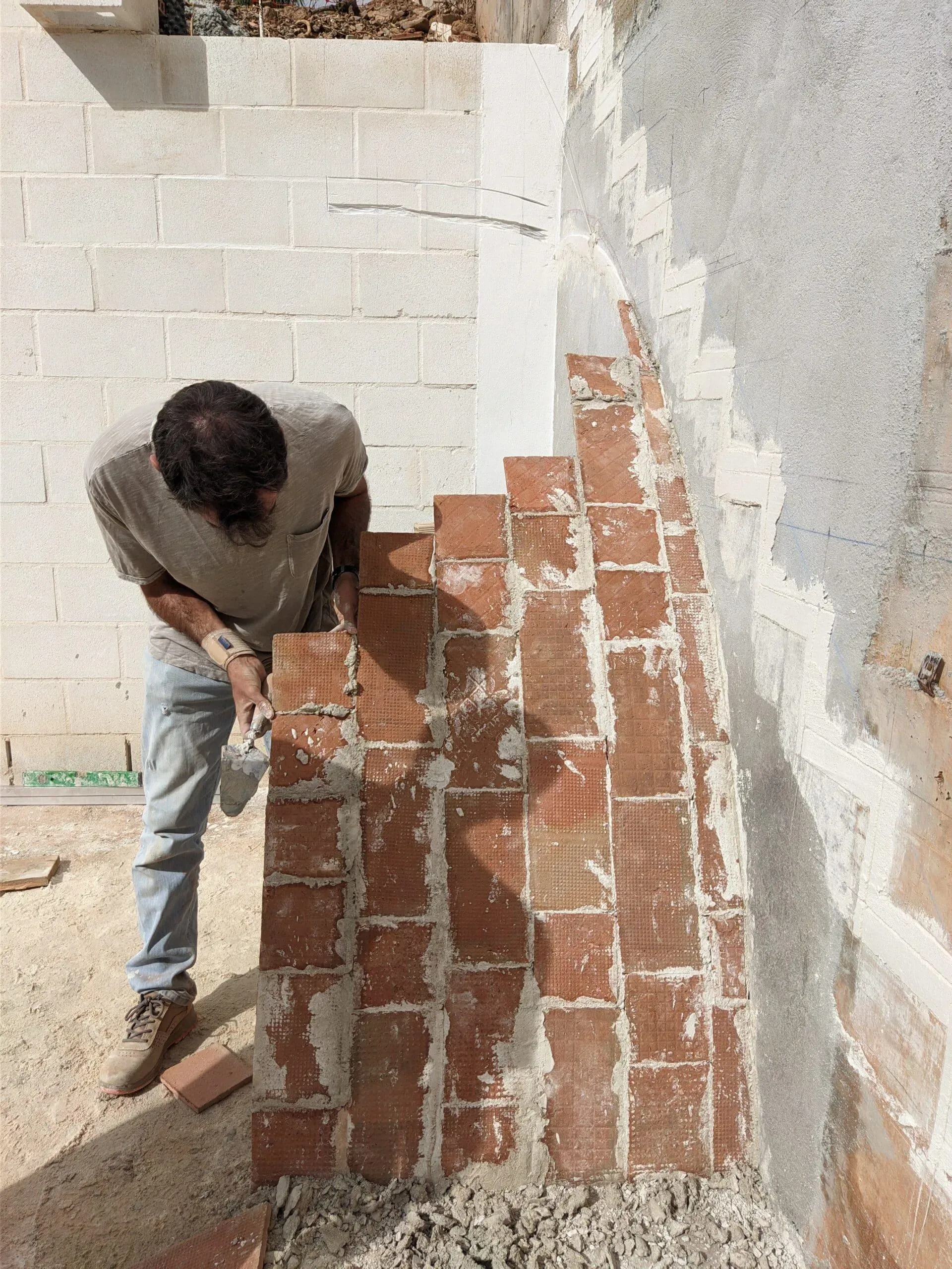 Detalle del aparejo de la bóveda tabicada, pureza de materiales: ladrillo y yeso