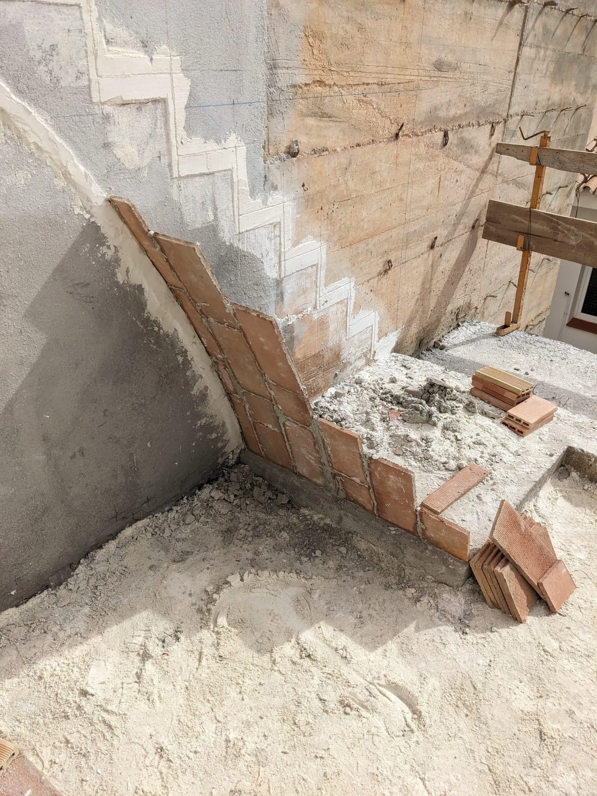 Arranque de la bóveda tabicada desde el muro, nacimiento de la escalera en el aire