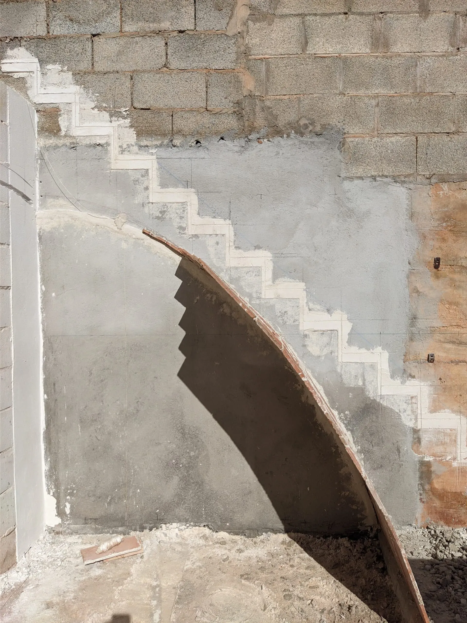 Avance progresivo de la primera rosca, desafiando la gravedad ladrillo a ladrillo