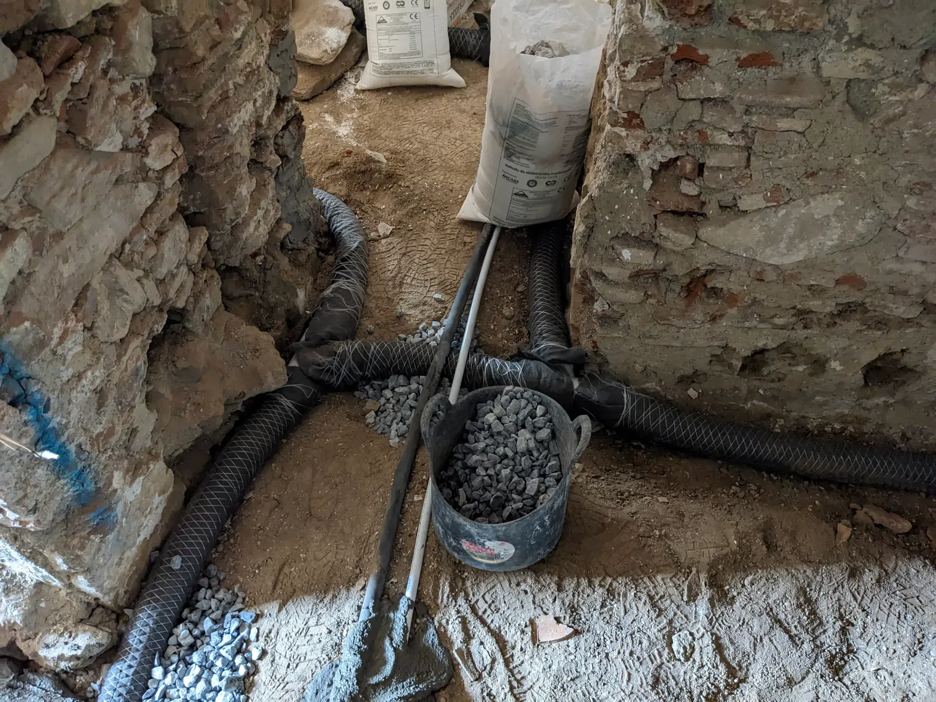 Detalle de tubos de ventilación de solera para eliminación de humedades