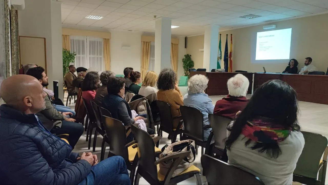 Foto de grupo de los asistentes a la charla en el salón de plenos del Ayuntamiento de Periana
