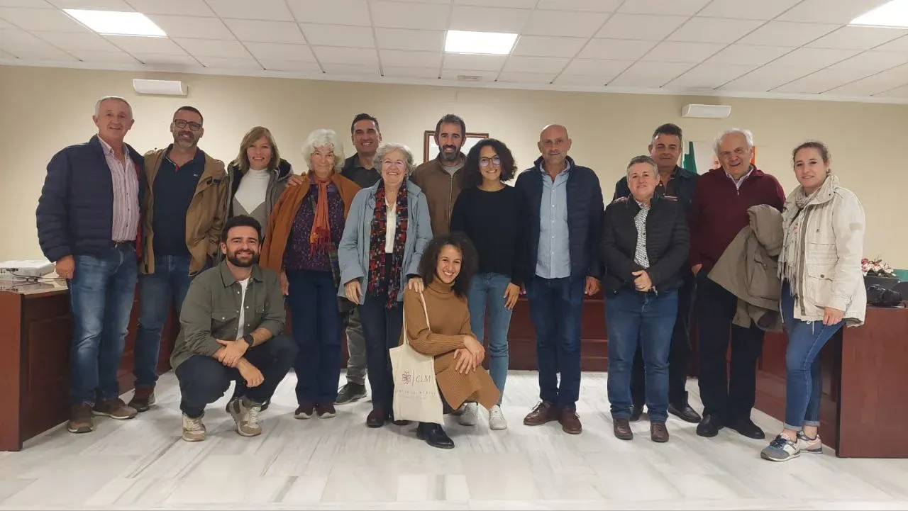 Foto de grupo final con los organizadores y ponentes junto a Jesús y María José tras la sesión