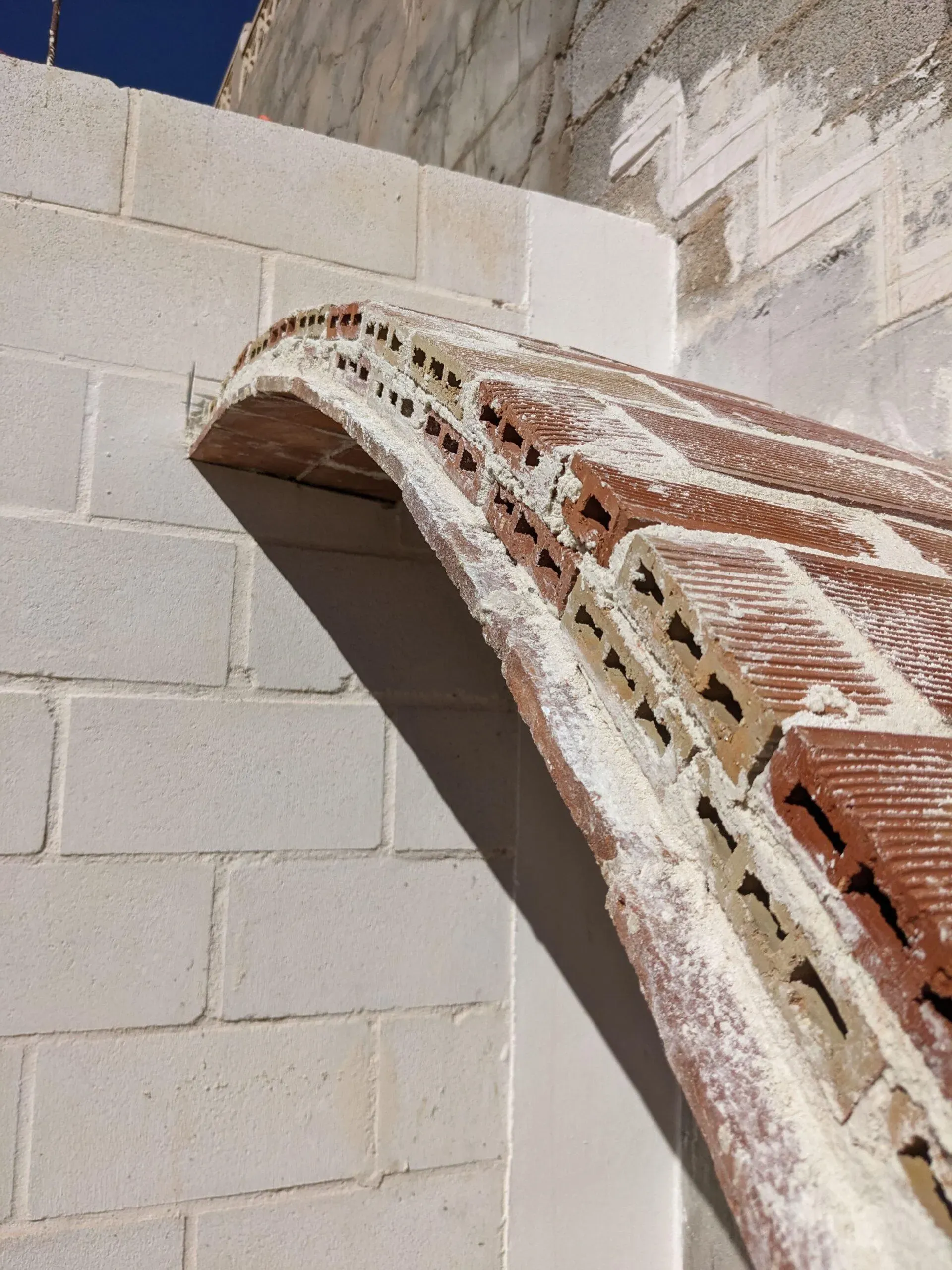 Primer plano del borde de la bóveda, donde se aprecia la delgadez y resistencia del sistema tabicado