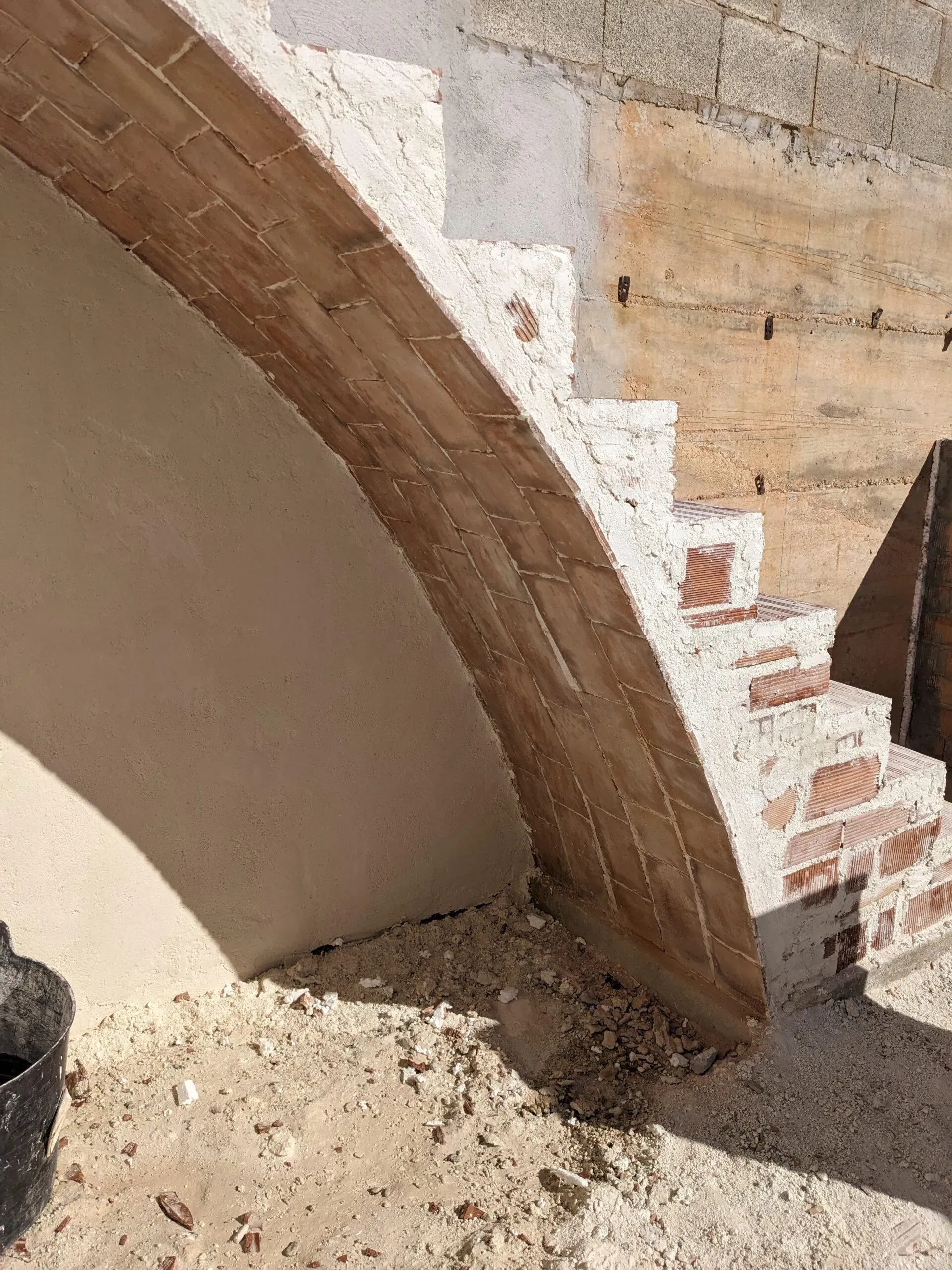 Formación de los peldaños sobre el trasdós de la bóveda, integrando funcionalidad y estructura