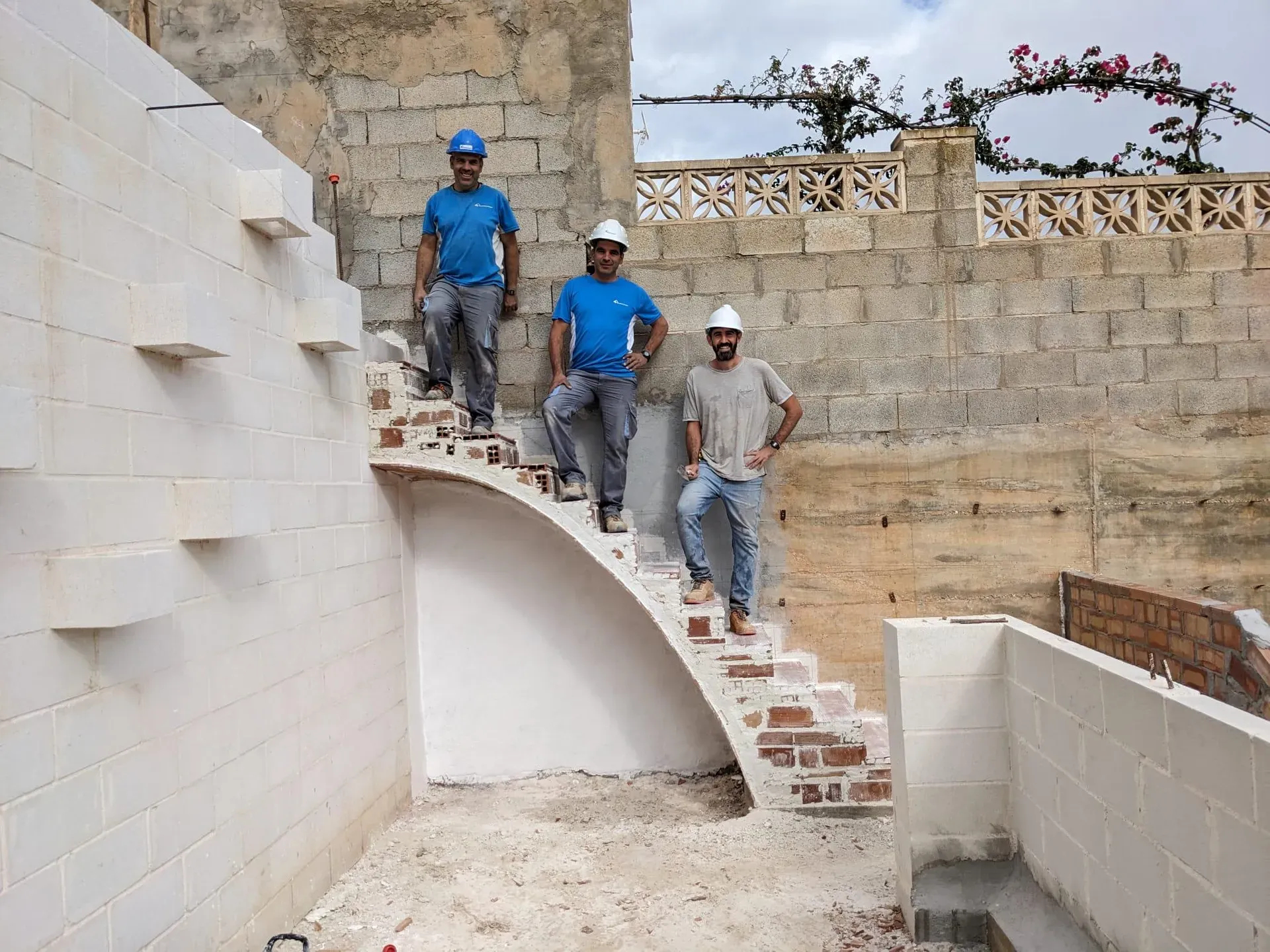 Equipo de Alqatifa sobre la escalera en construcción, comprobando la estabilidad de la bóveda
