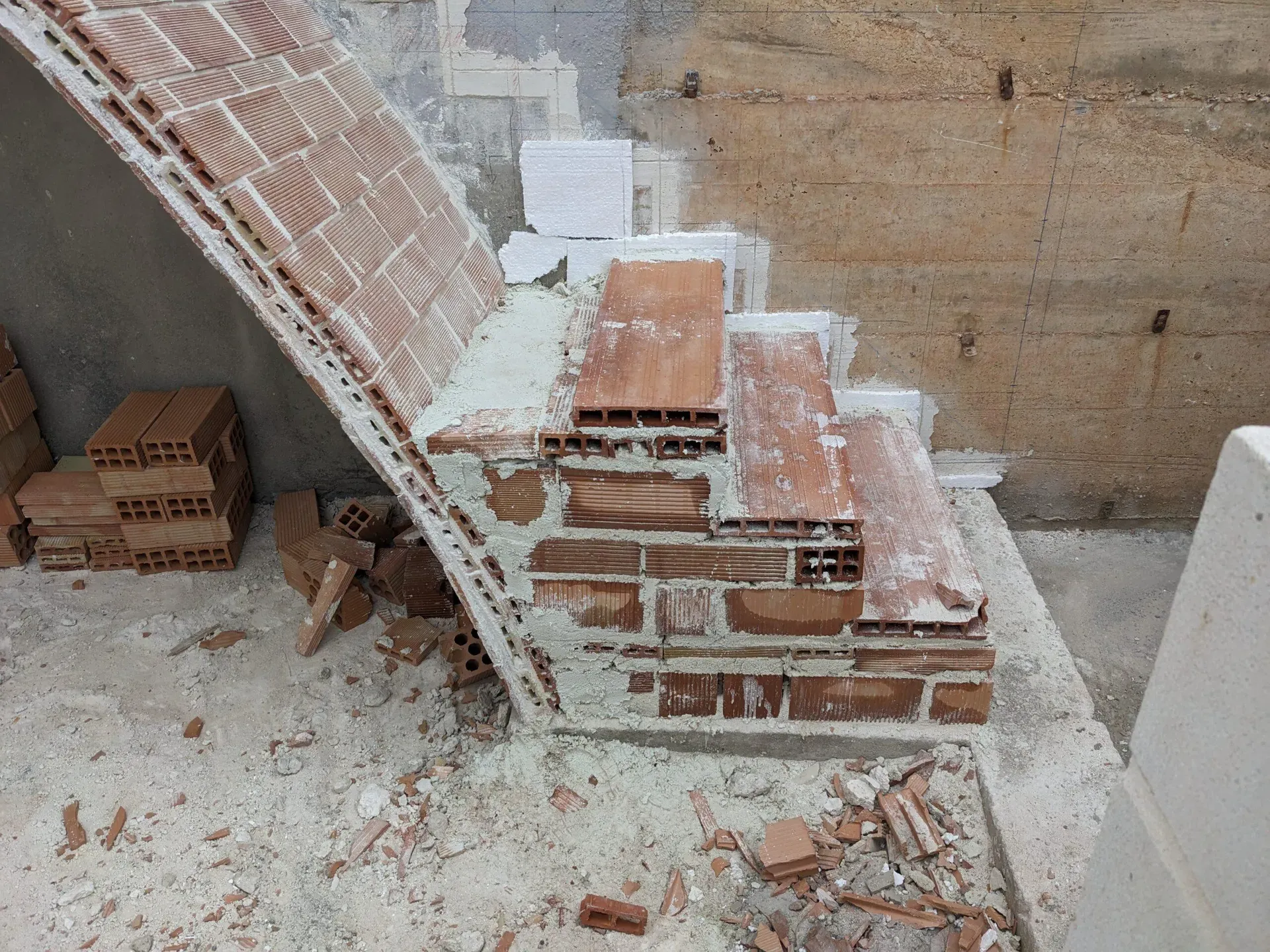 Detalle del peldañeado en ladrillo hueco, preparado para recibir el revestimiento final