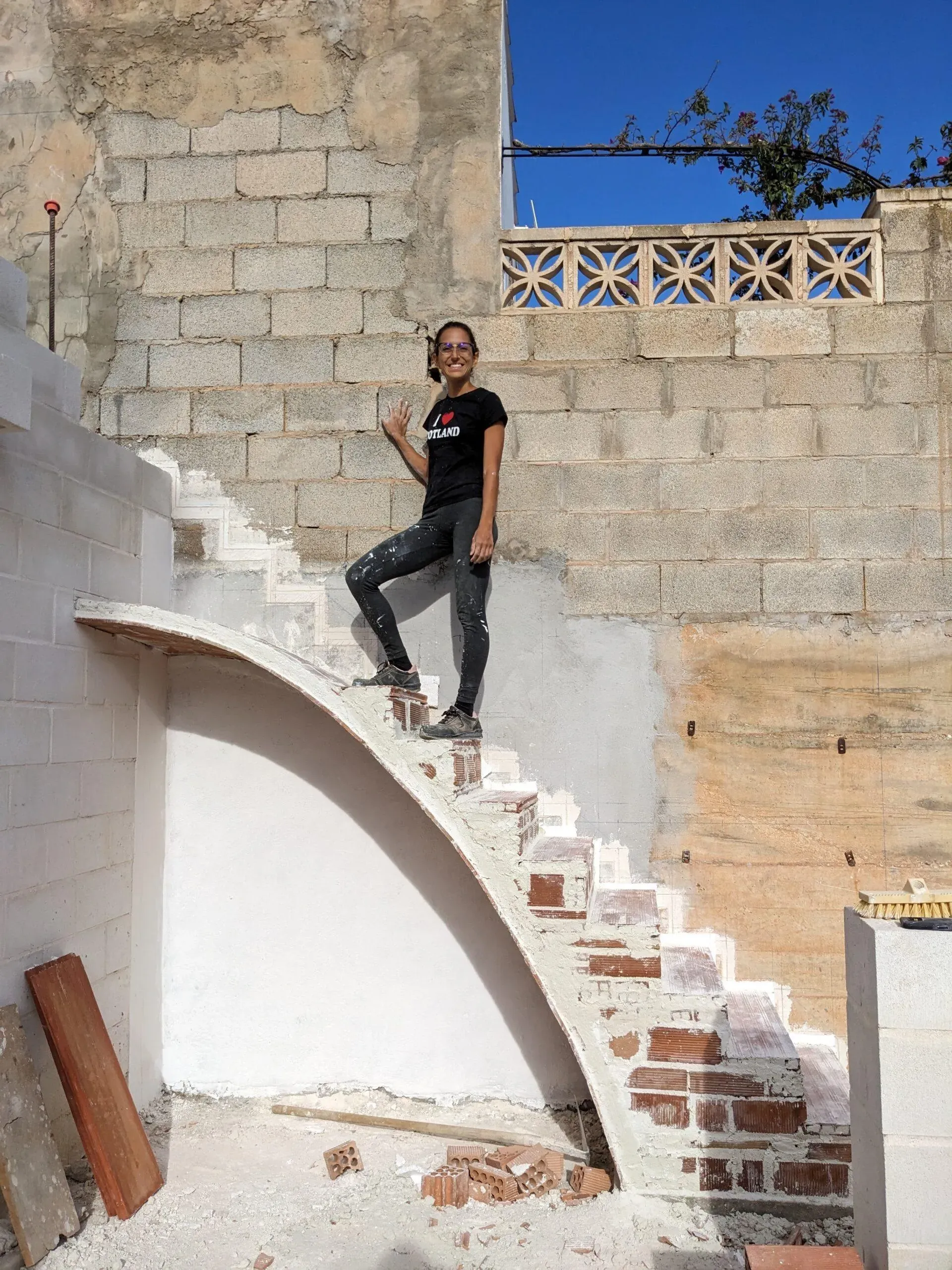 Vista cenital de los escalones en proceso, mostrando el aparejo de ladrillo y la geometría