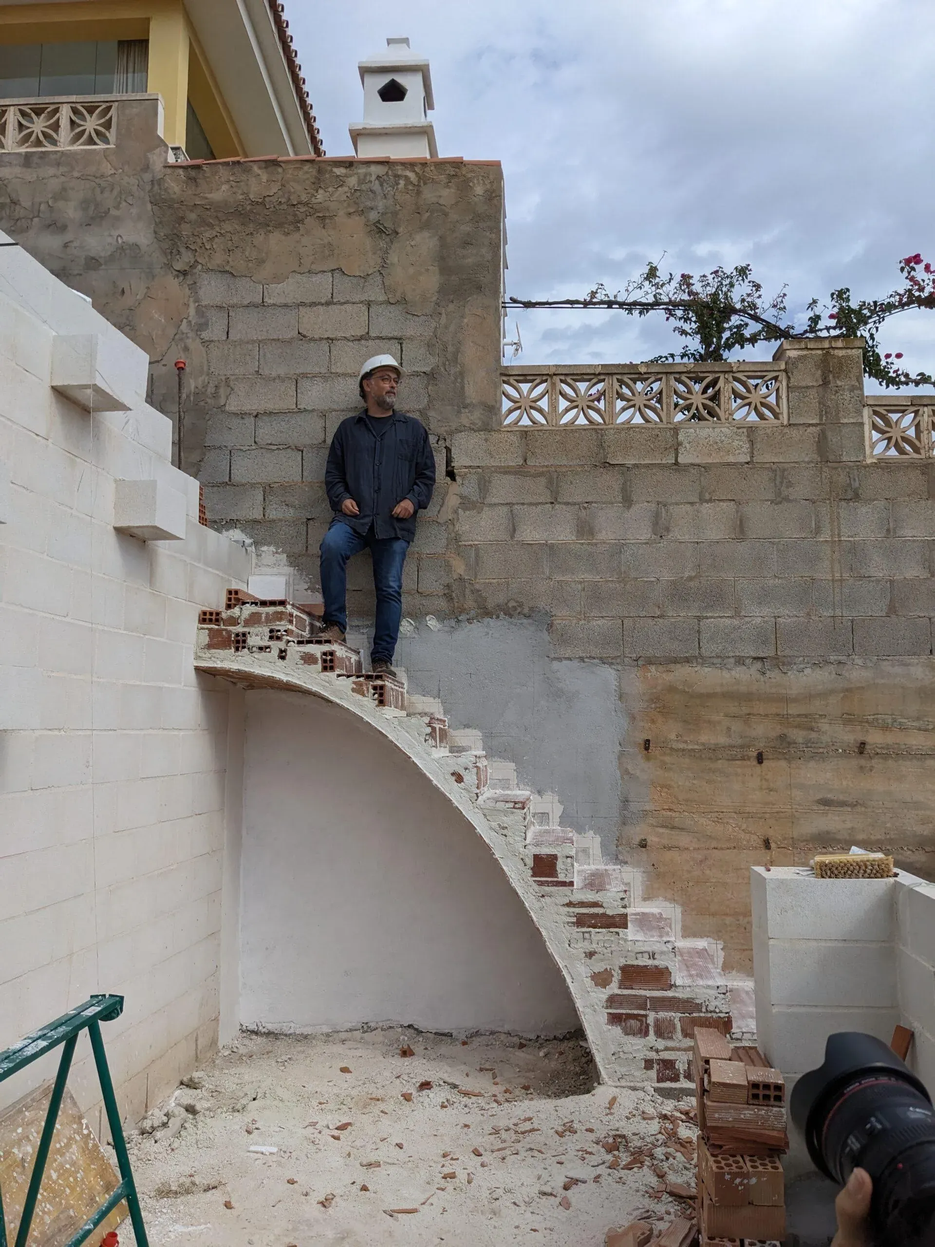 Encuentro de la escalera con el muro, resolución técnica impecable de la bóveda tabicada