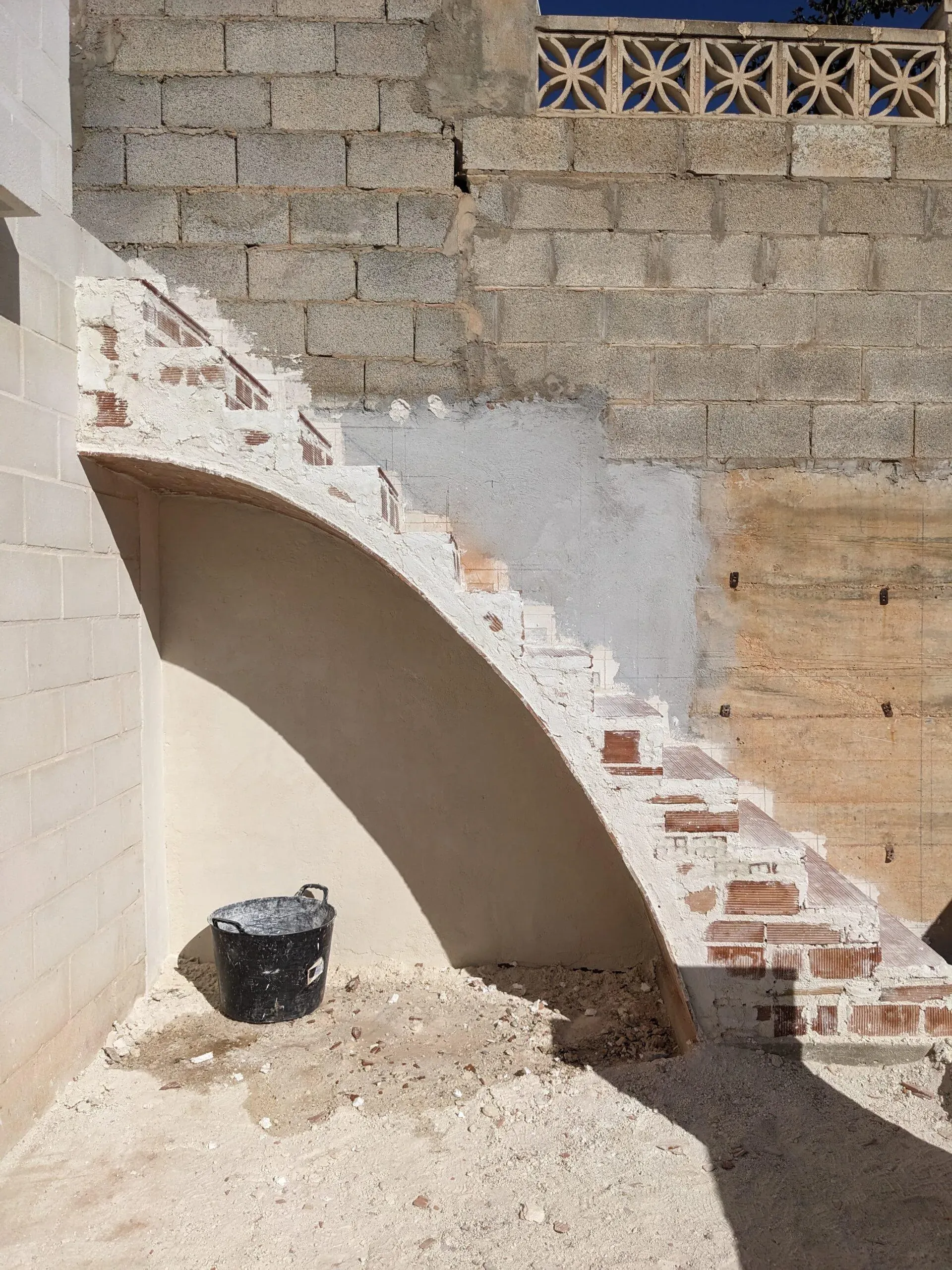Escalera en fase de albañilería, lista para los acabados tras la ejecución de la estructura
