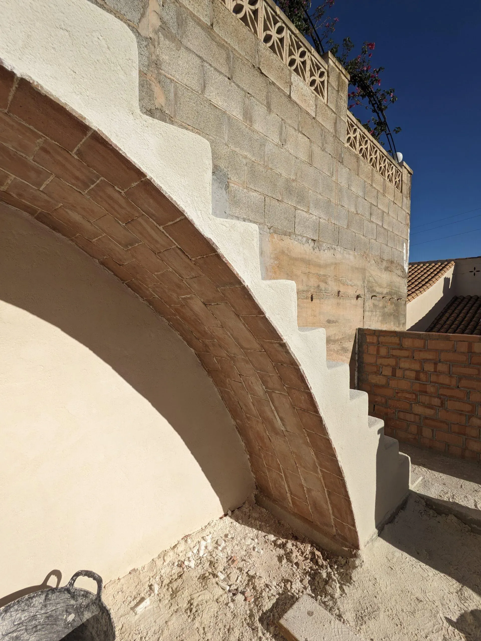 Textura del mortero fresco sobre la bóveda, protección y estética unidos en una sola capa