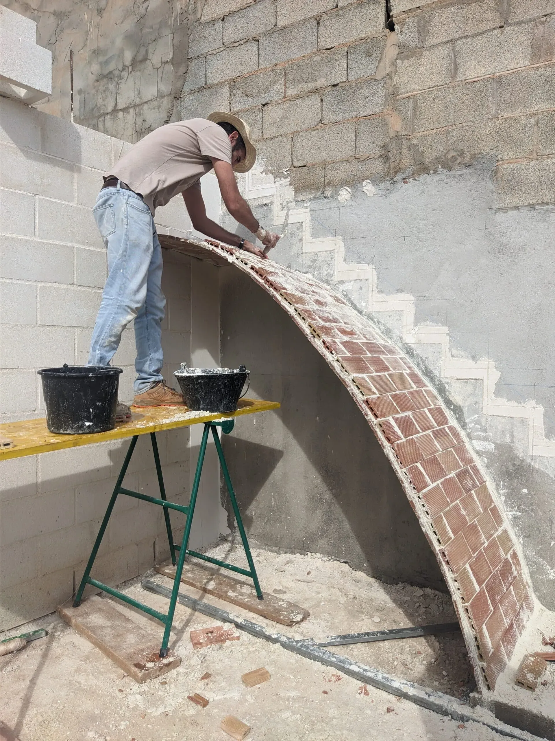 Jesús ejecutando la segunda rosca de la bóveda, asegurando la resistencia estructural desde la parte superior
