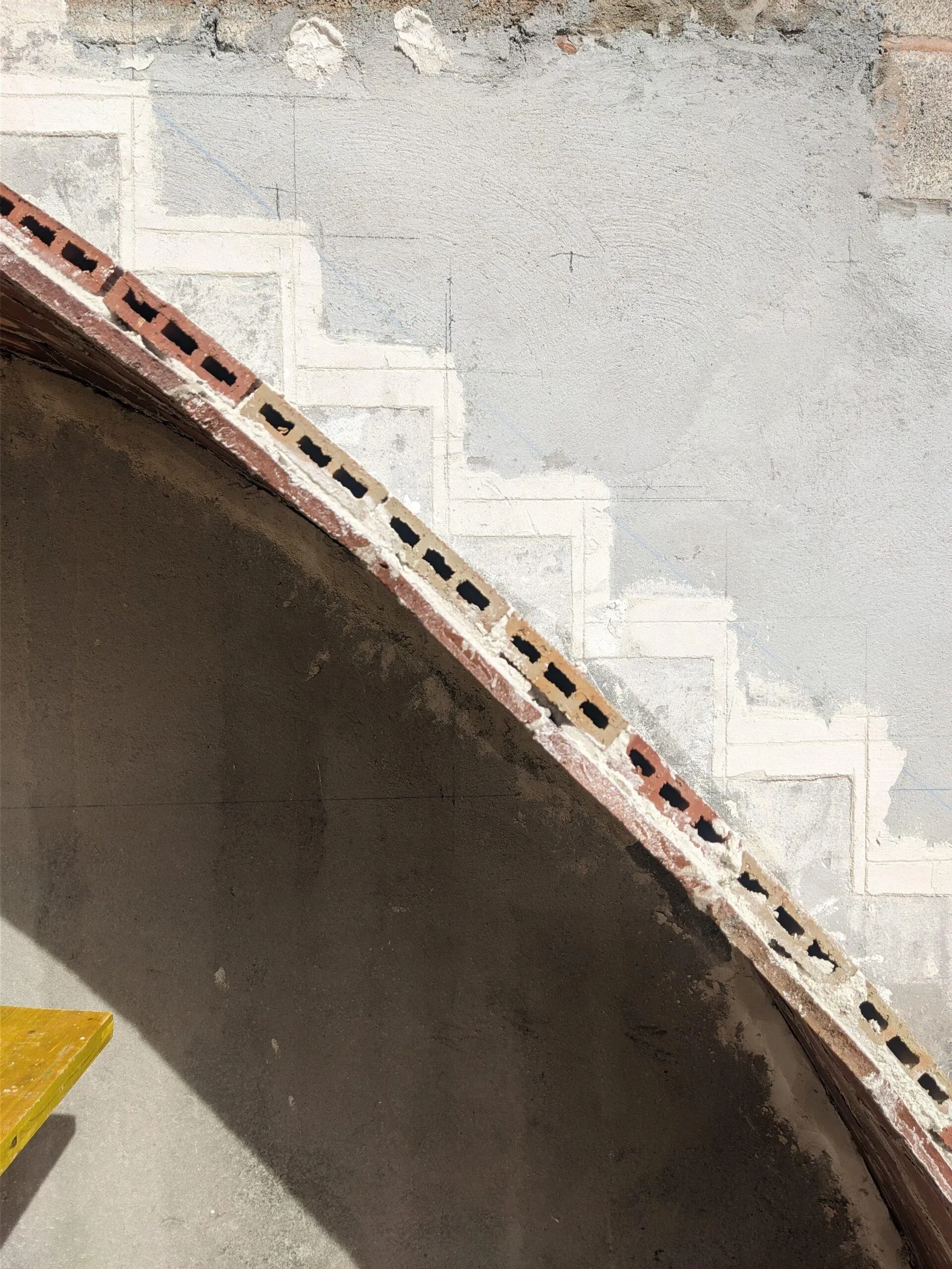 Detalle constructivo de las capas de ladrillo y yeso, mostrando la técnica tradicional de la bóveda tabicada