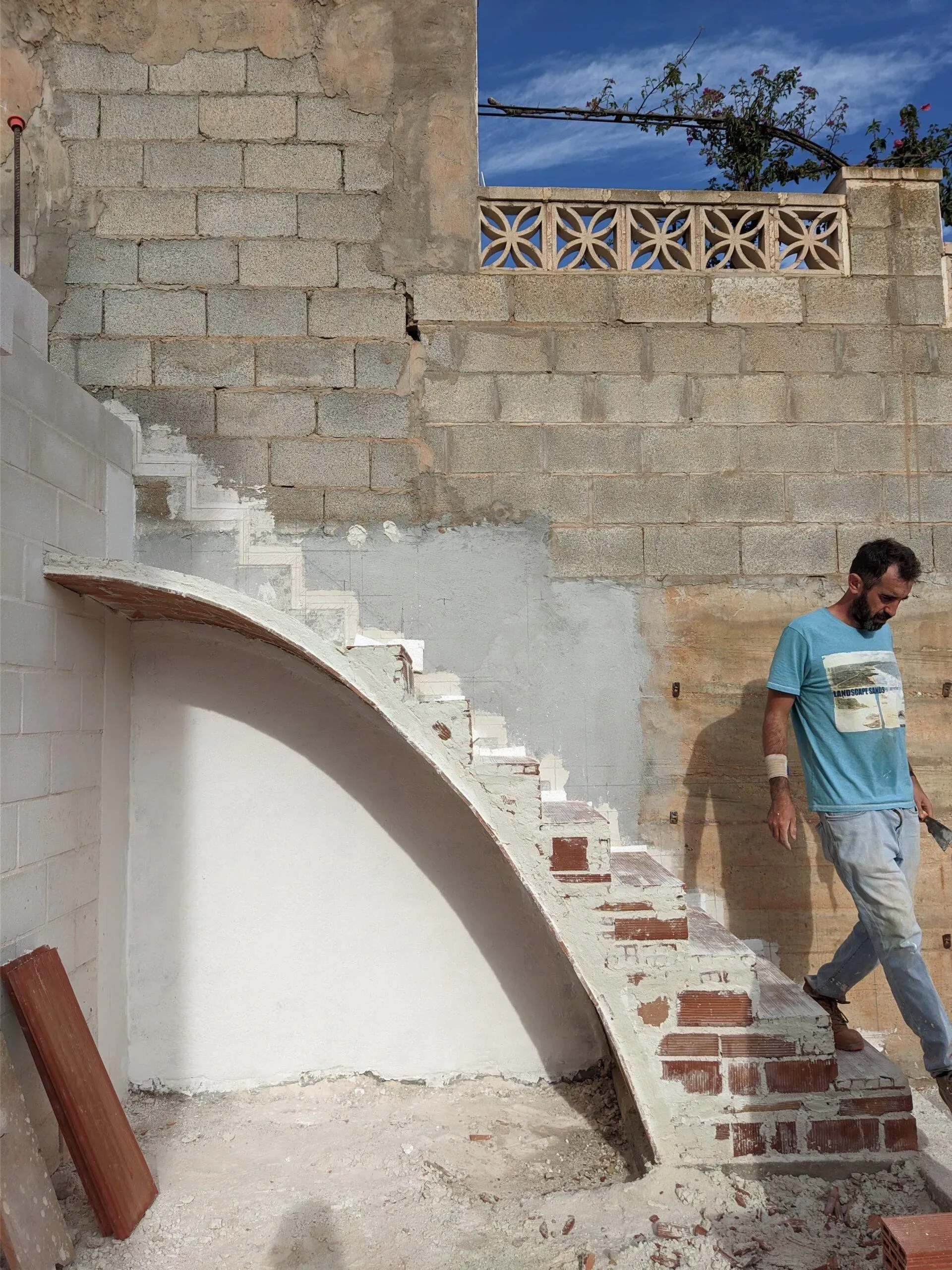 Perspectiva lateral de la escalera con los peldaños ya definidos, revelando su perfil orgánico