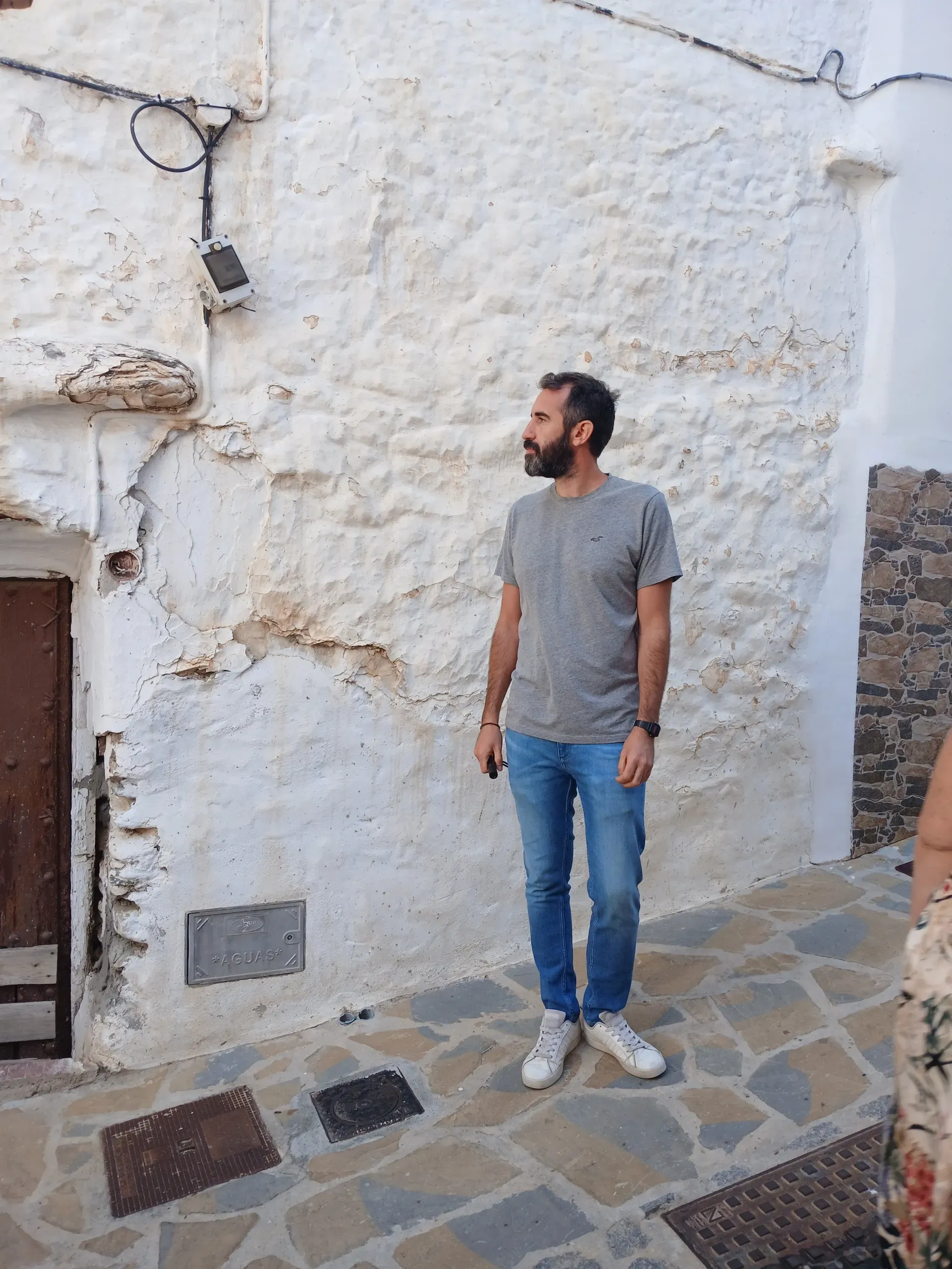 Jesús observando la degradación y texturas de una fachada histórica en Salares