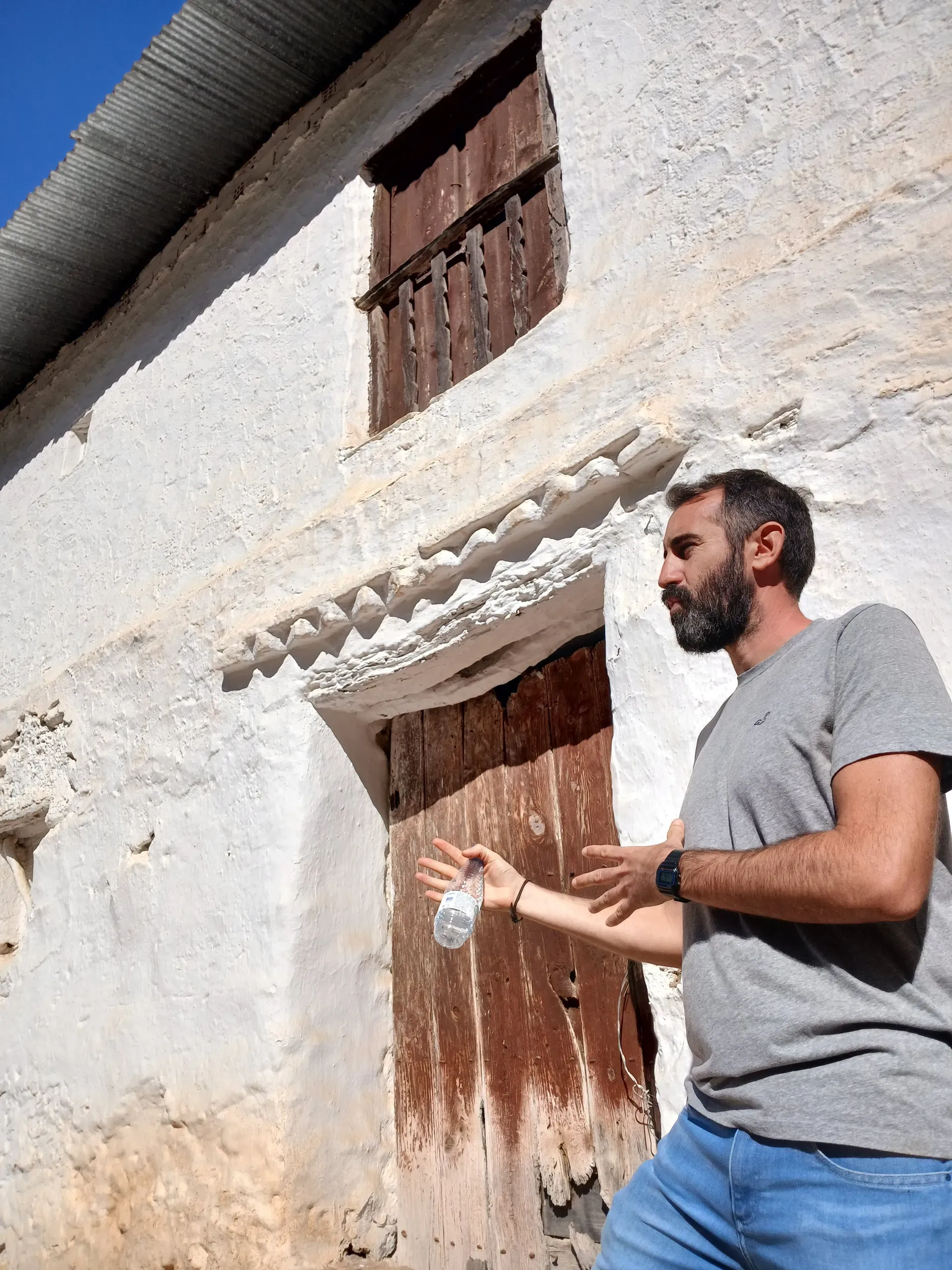 Jesús mostrando un tejaroz: elemento típico andalusí de la Axarquía