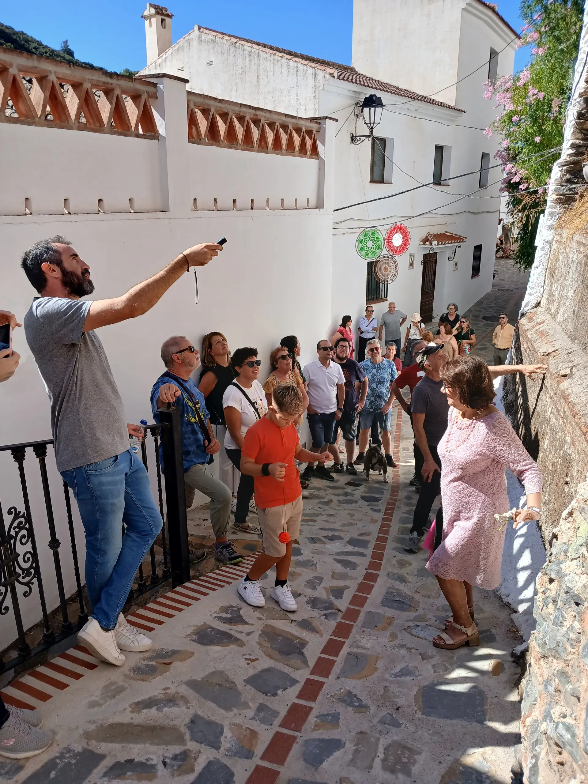 Recorrido técnico en Salares: Jesús señala detalles constructivos en el muro perimetral de la iglesia