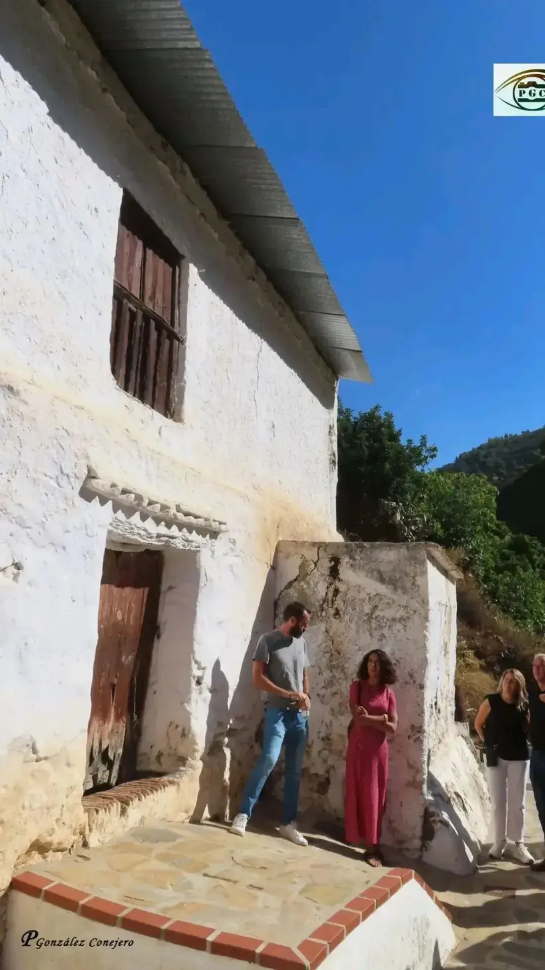 Jesús y María José explicando la arquitectura vernácula bajo la luz natural de Salares