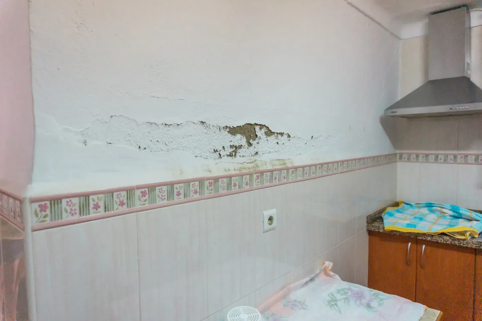 Detalle de humedades sobre alicatado -más de 1,40 metros de altura-. La humedad sale por donde puede.