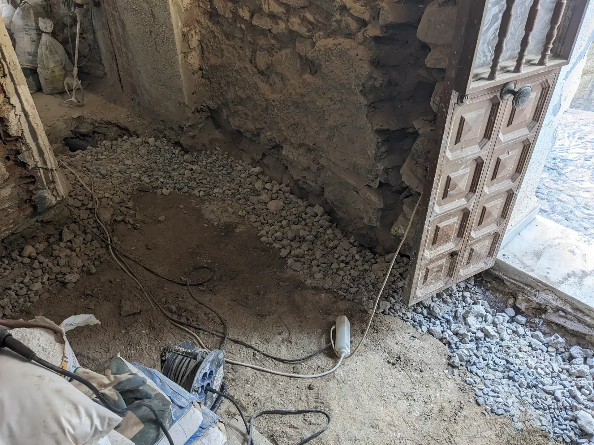 Zanja de drenaje abierta a pie de muro con tubo drenante colocado en el interior