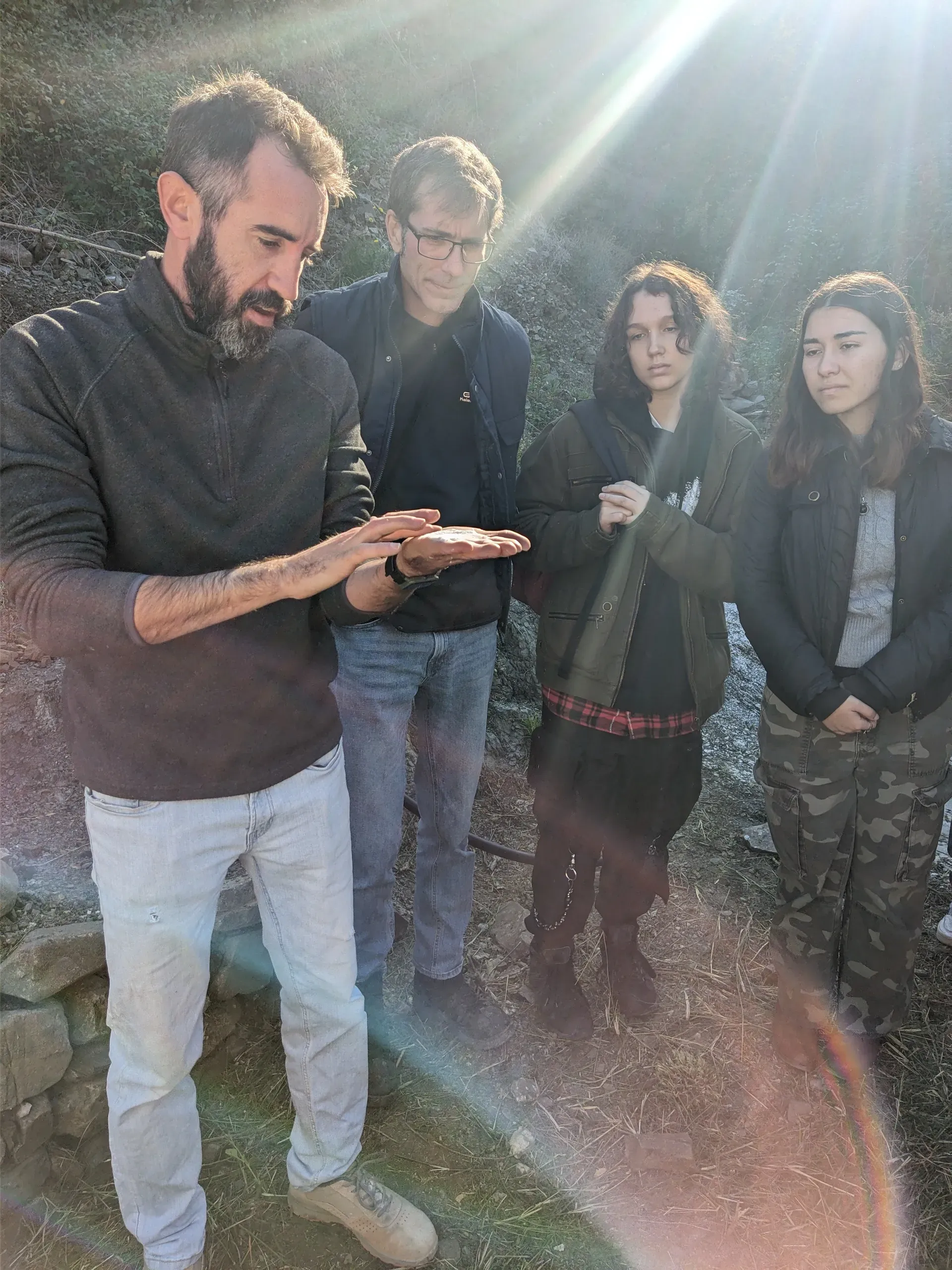 Detalle de las manos de Jesús mostrando la textura y plasticidad de la masa de cal