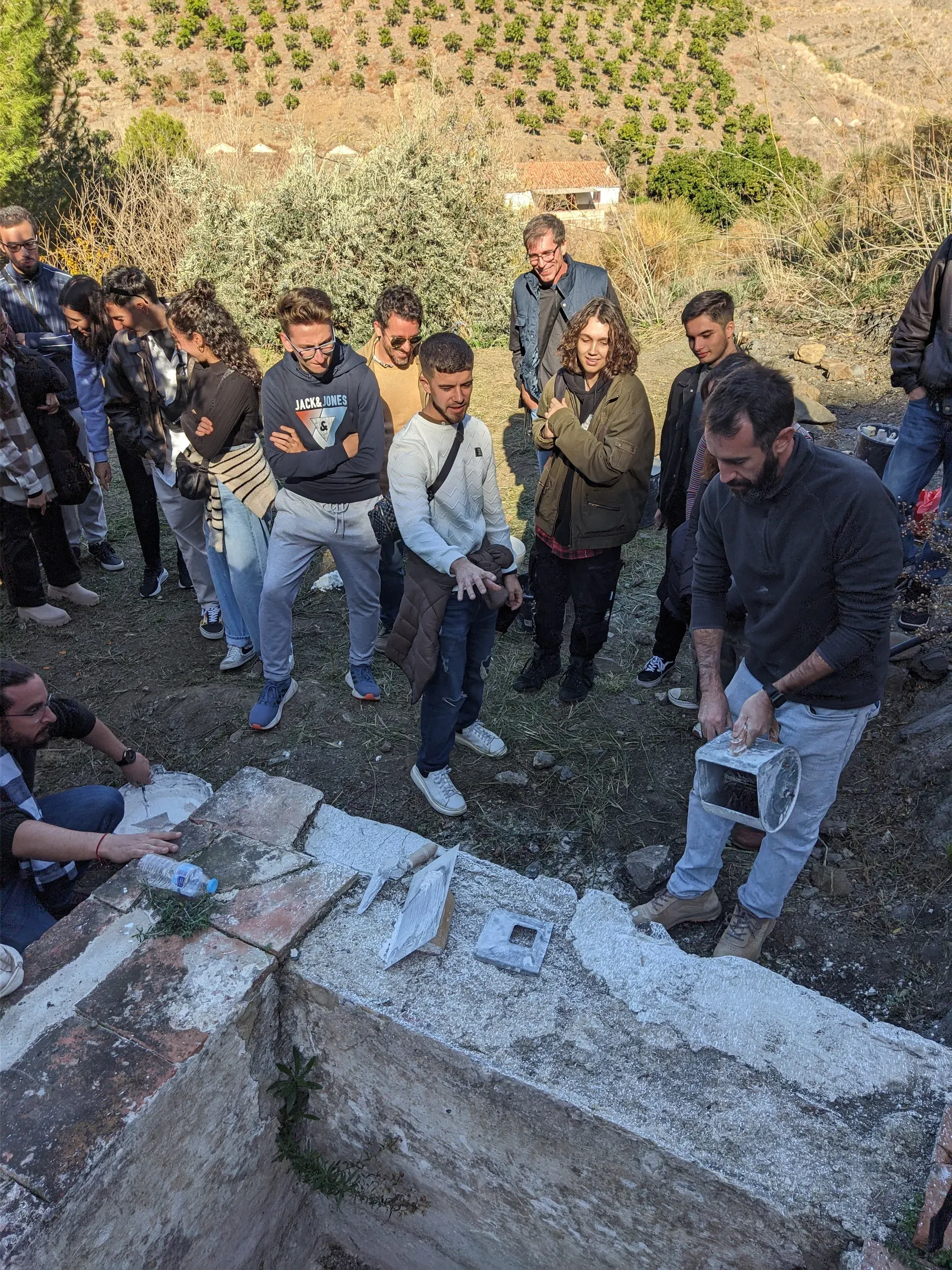 Jesús aplicando una capa de tirolesa para mejorar el agarre del posterior mortero de cal