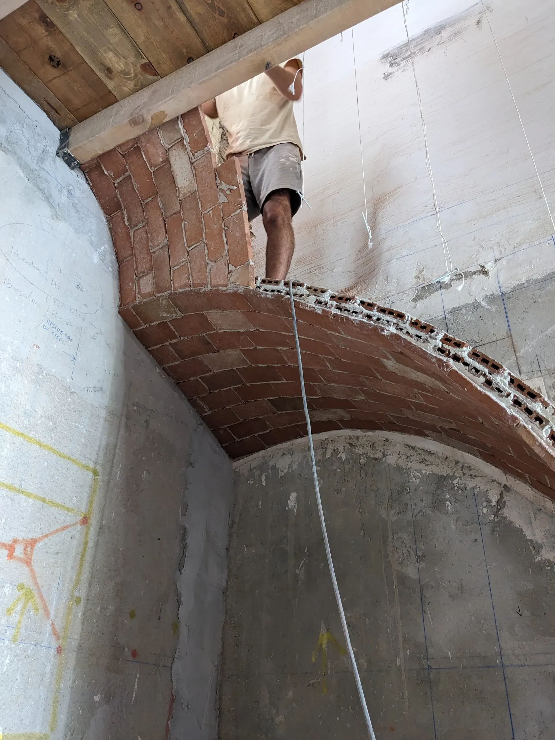 Artesano trabajando sobre la estructura de la bóveda durante la ejecución del último tramo