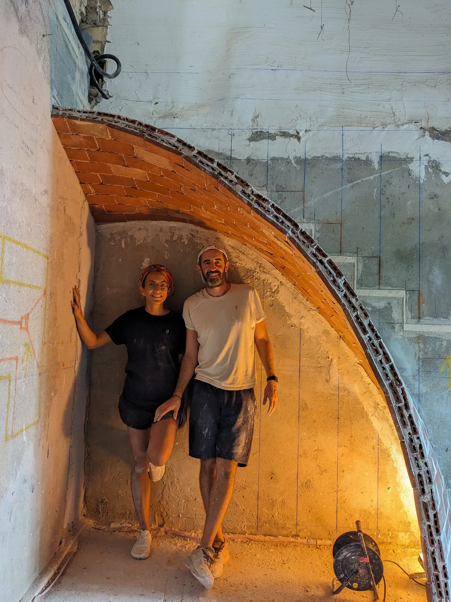 María José y Jesús posando bajo la bóveda de ladrillo en fase de construcción
