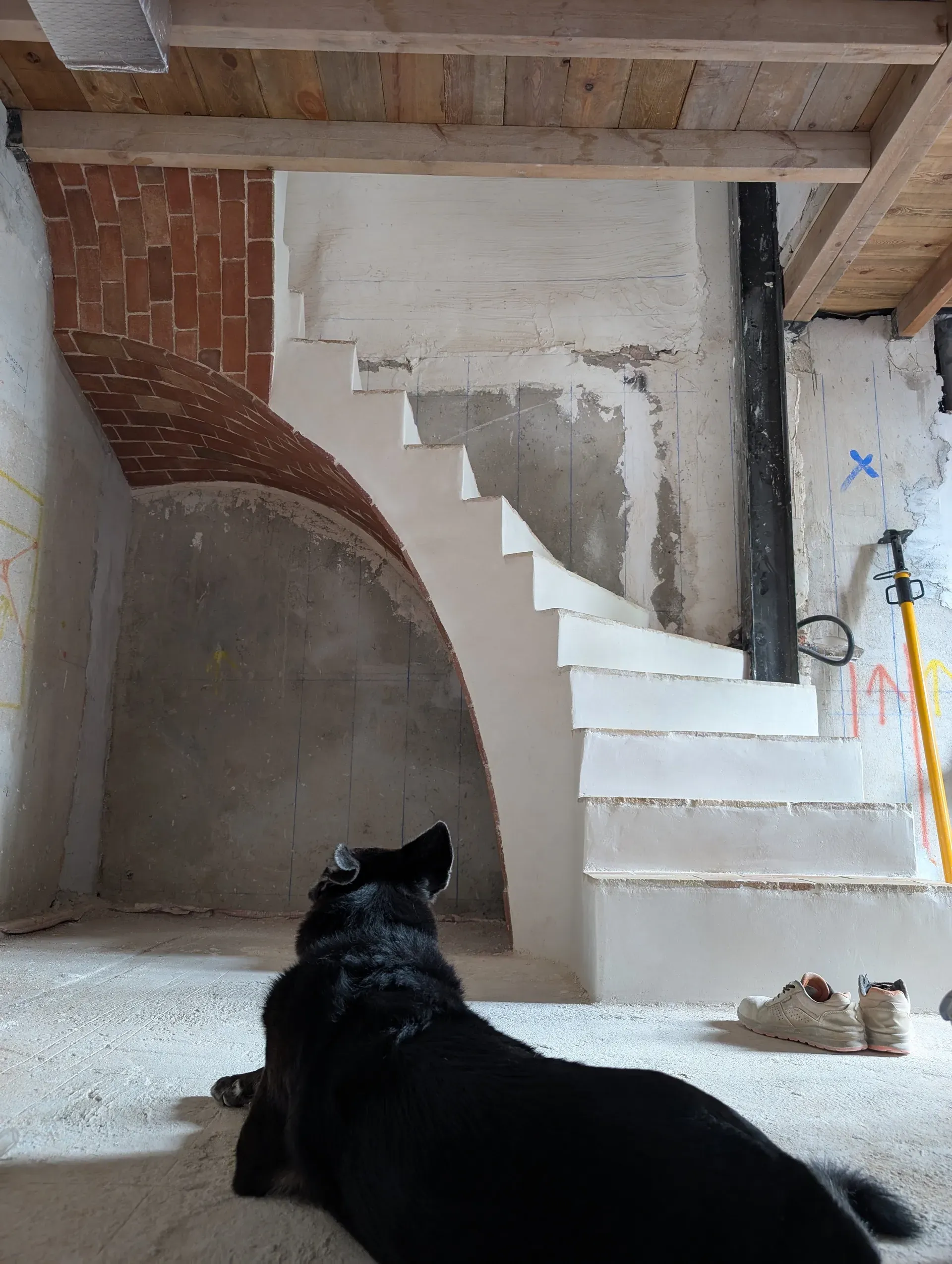 Ron tumbado observando la escalera en fase de revestimiento de cal