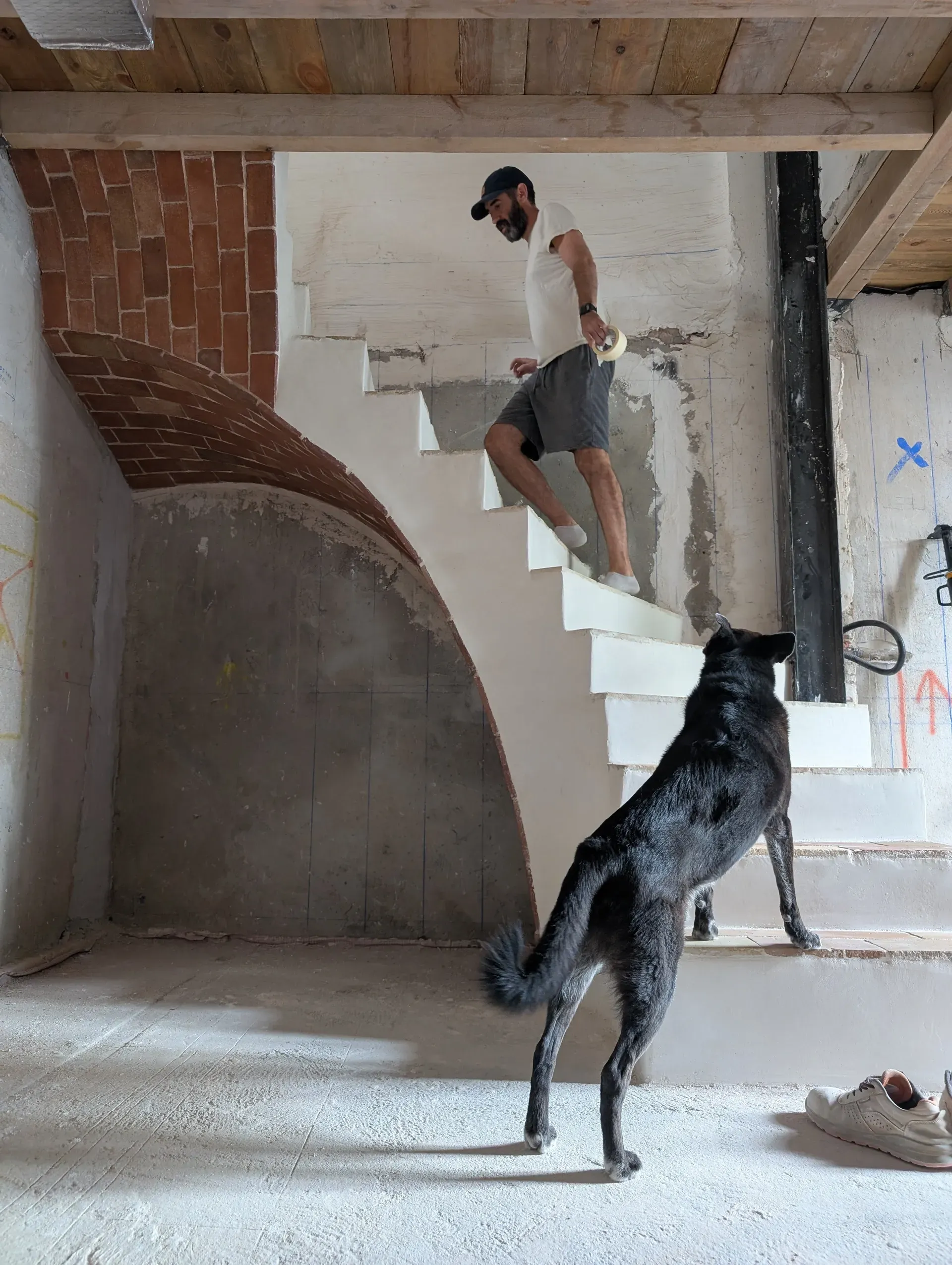 Artesano subiendo por la escalera casi terminada