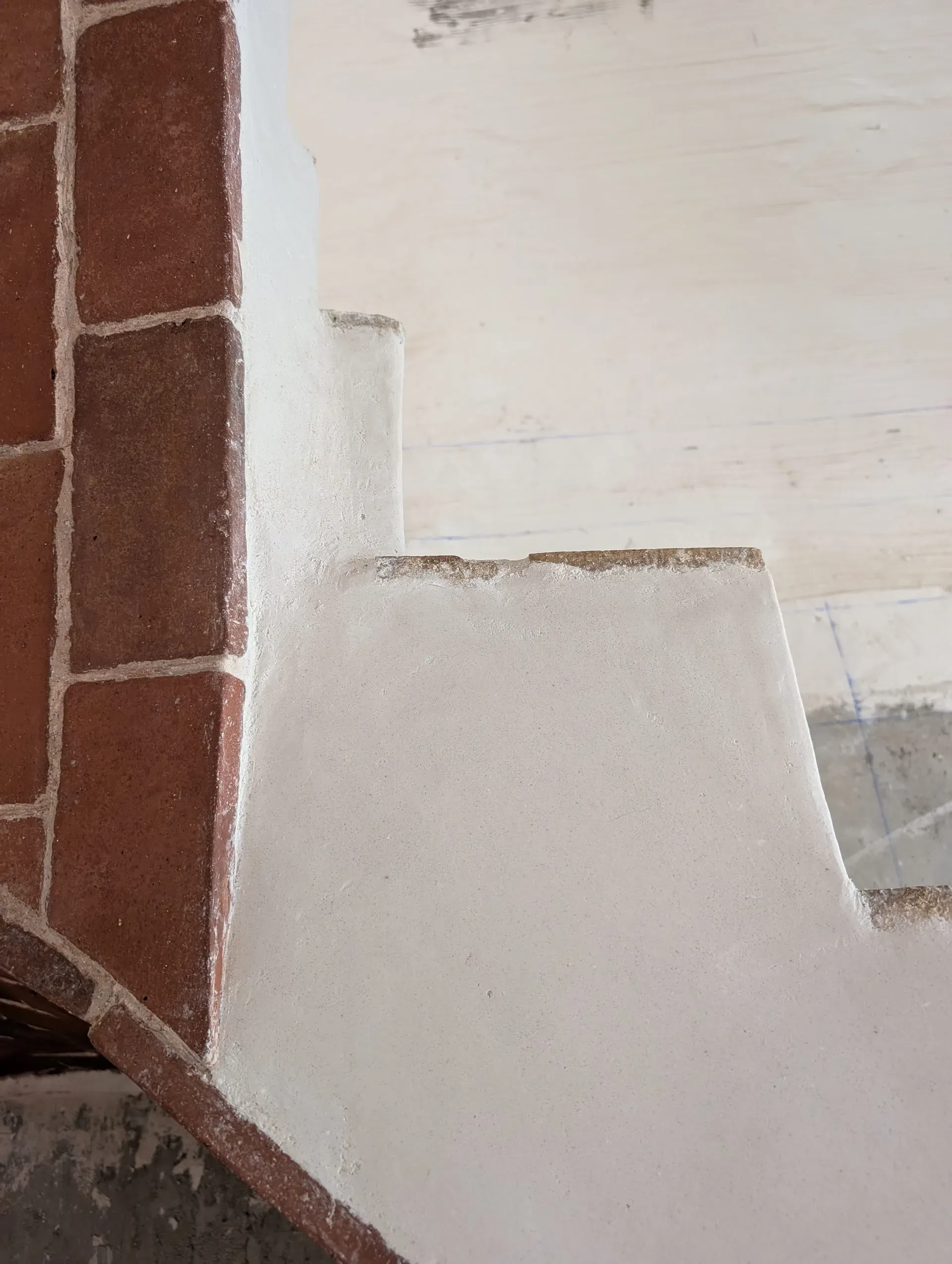 Primer plano de la textura del acabado en yeso y ladrillo visto