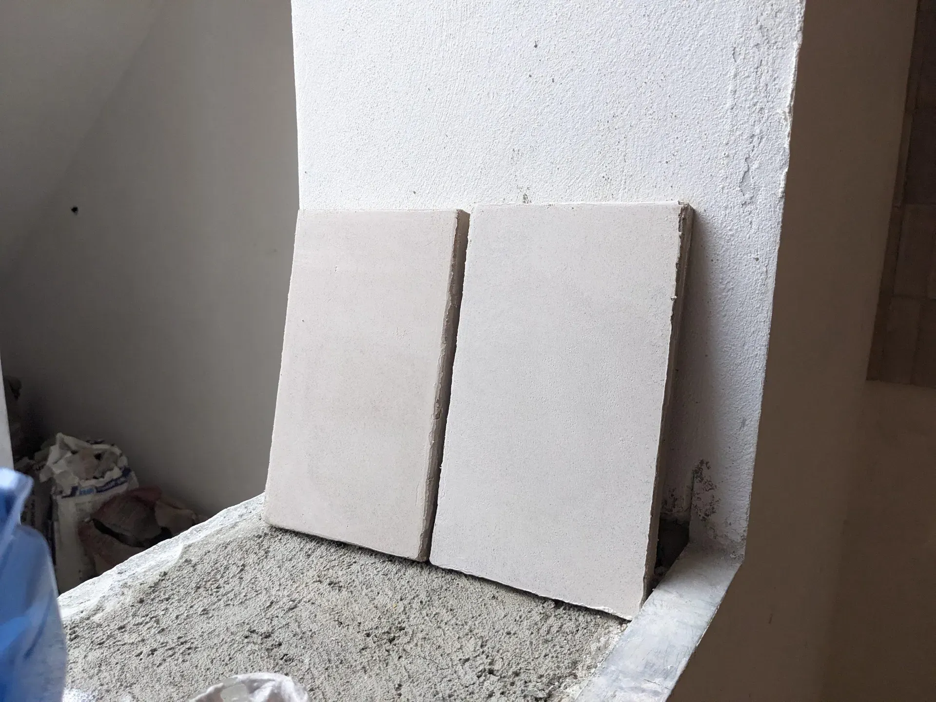 Physical samples of lime finishes, palette of textures and natural colors