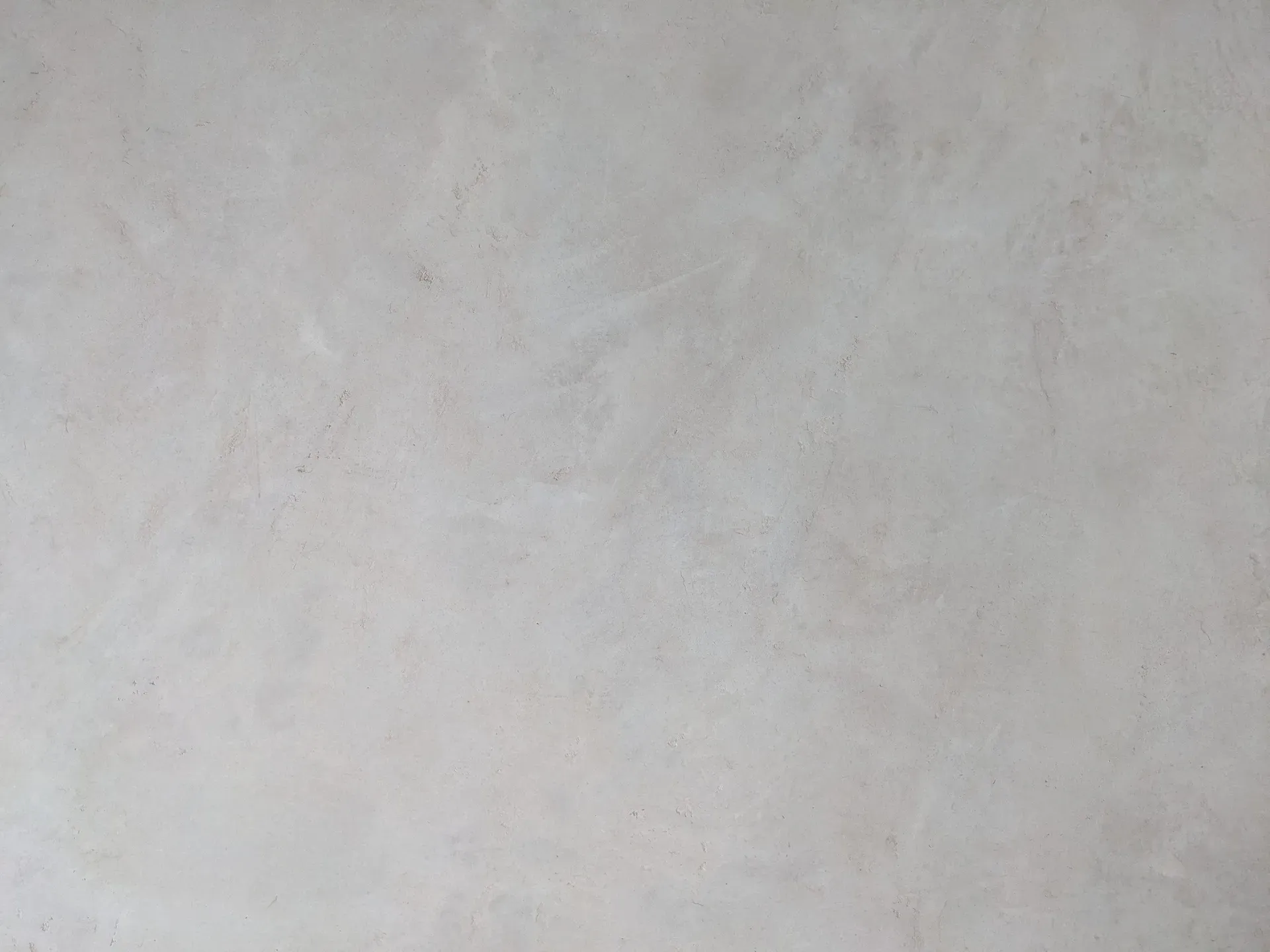 Detalle de textura fina en revestimiento de cal, pureza y minimalismo material
