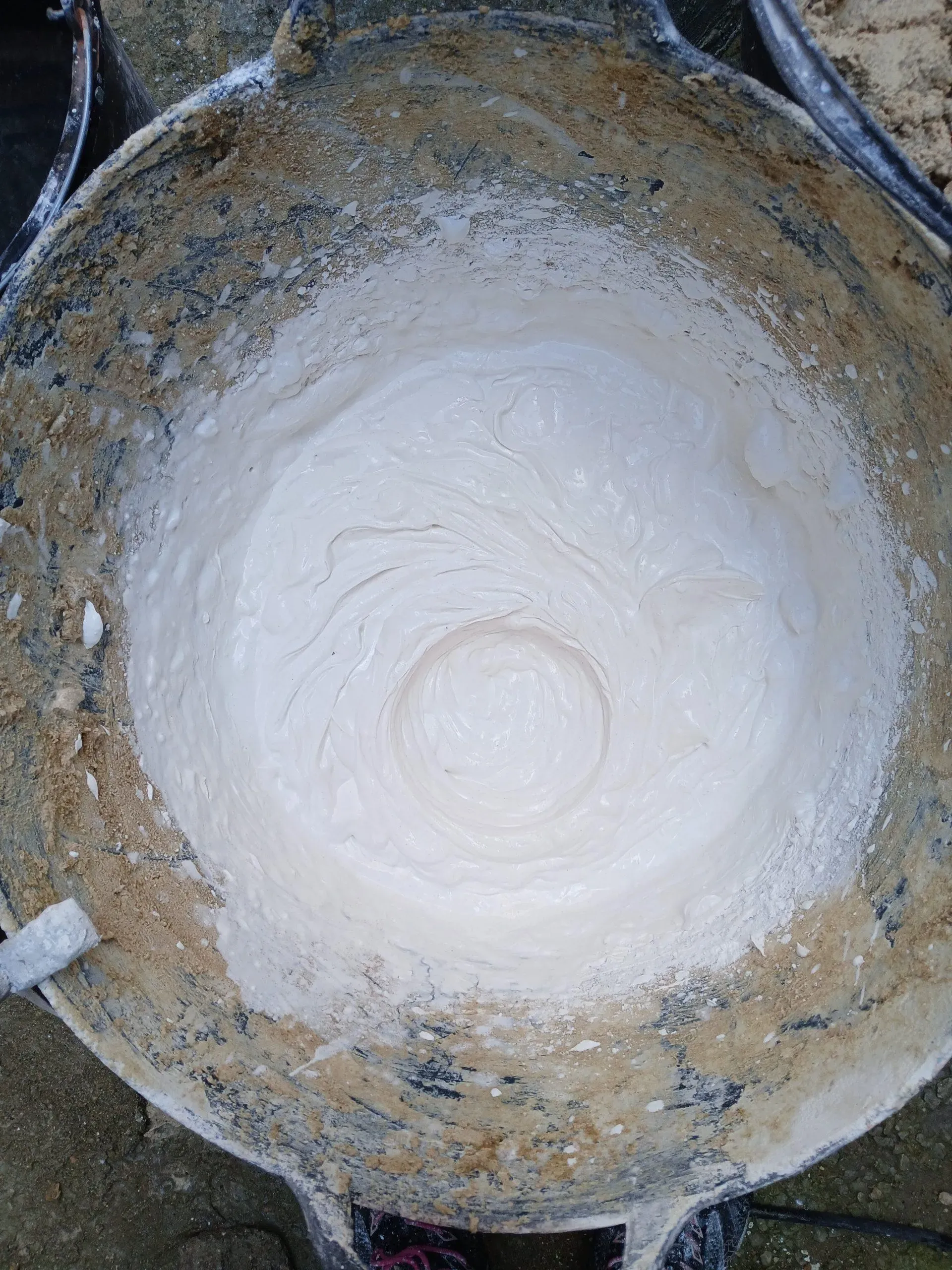 Cubo con masa de cal madre, ingrediente base de blancura y plasticidad excepcionales