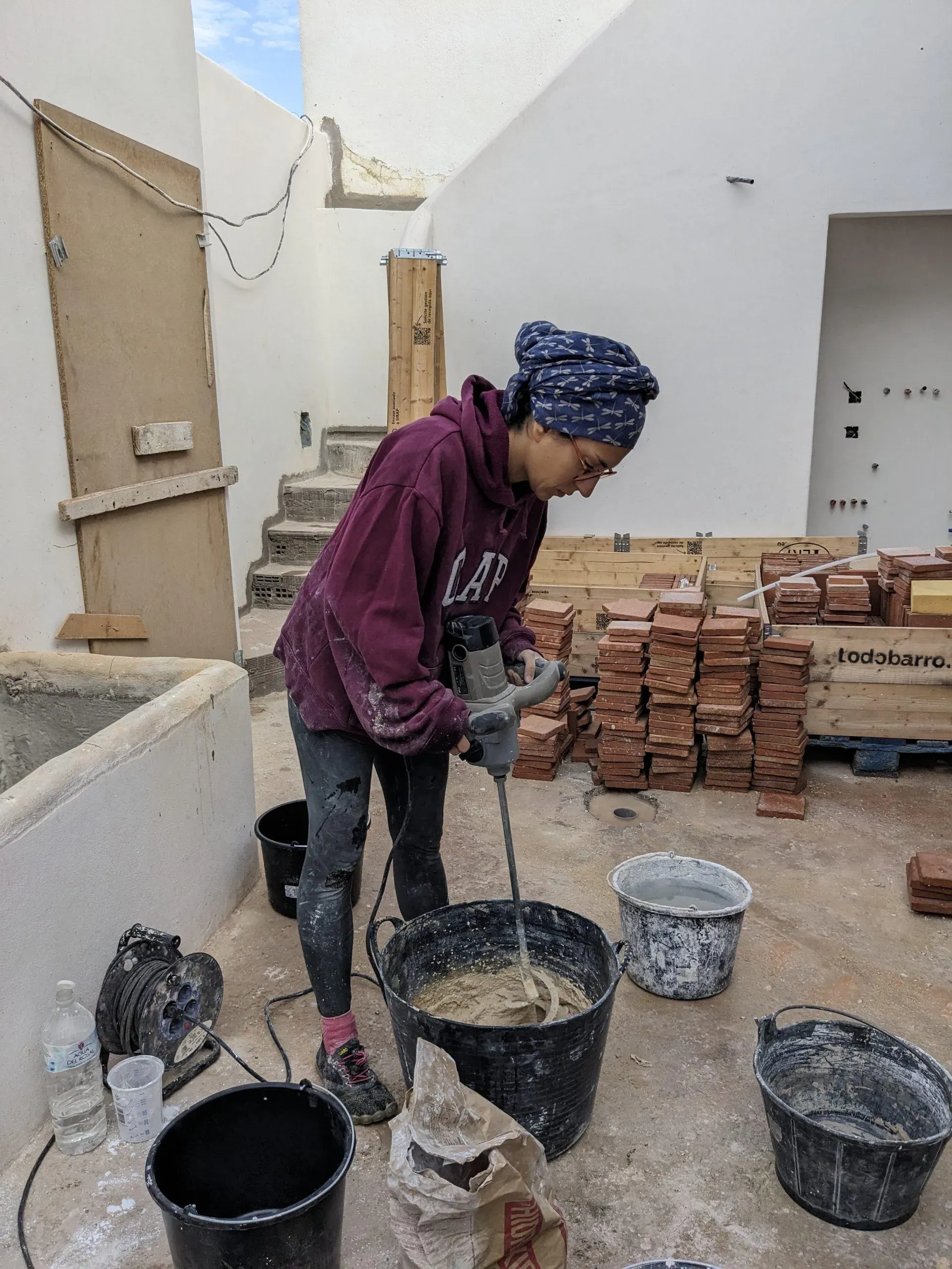 María José Bustos mixing the lime mortar, ensuring the perfect consistency of the mixture