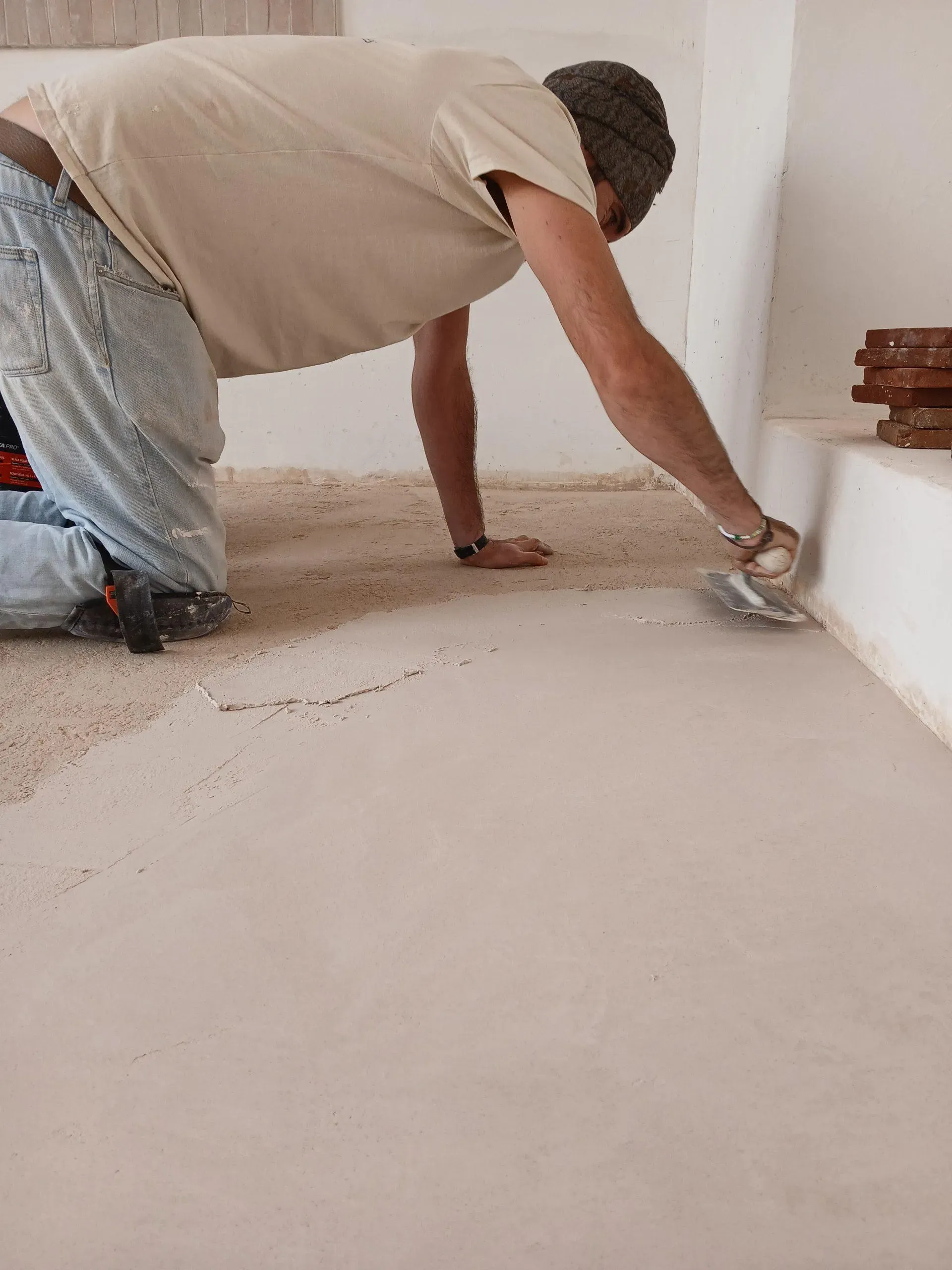 Execution of continuous pavement, smoothing the surface with a trowel for a soft and resistant finish
