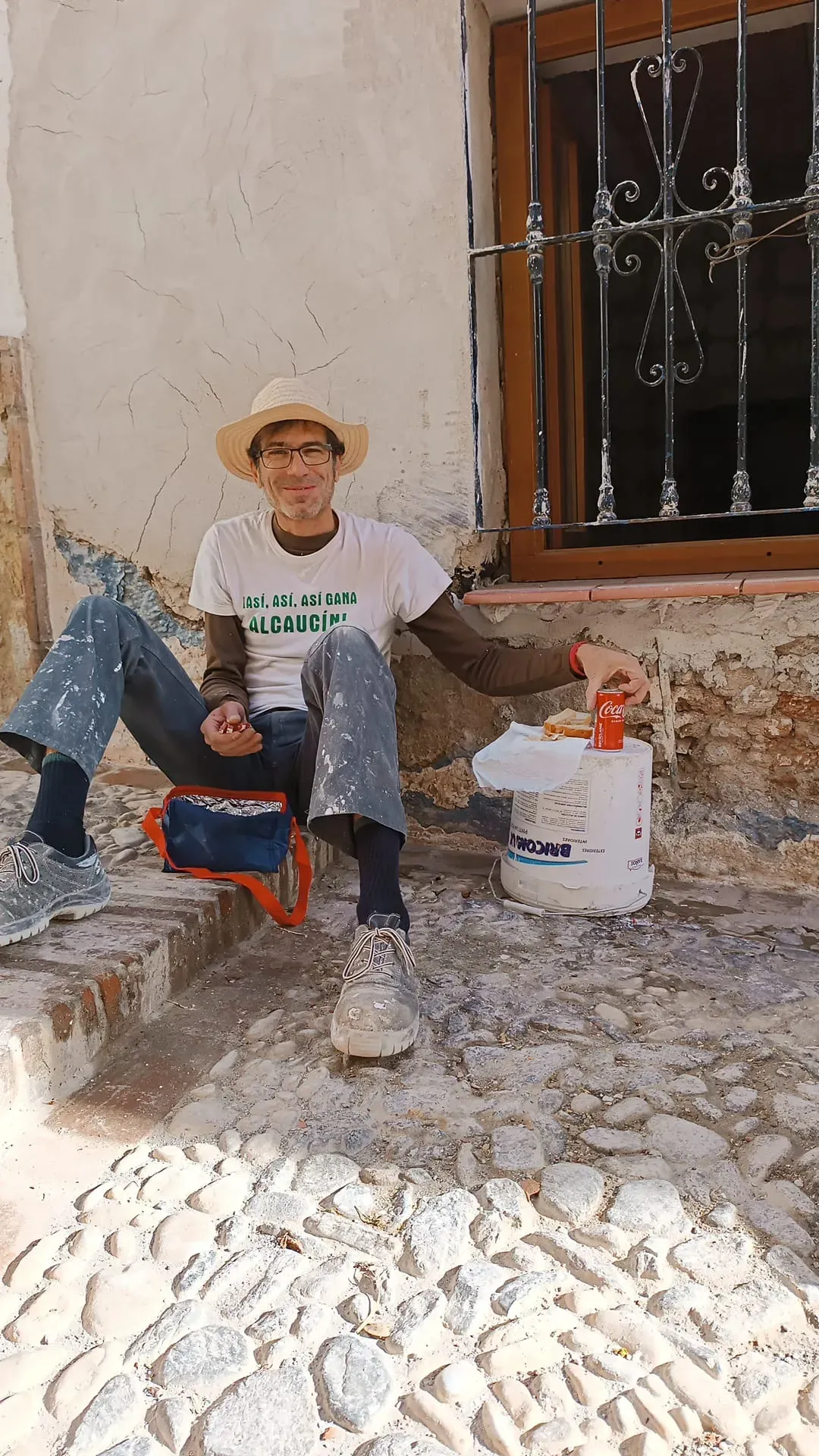 Juan, alumno de Alqatifa descansando durante una jornada de trabajo