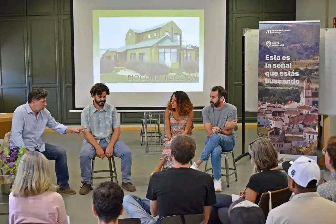 Sesión teórica: Jesús y María José invitados para debatir en La Noria sobre bioconstrucción con proyecciones al fondo