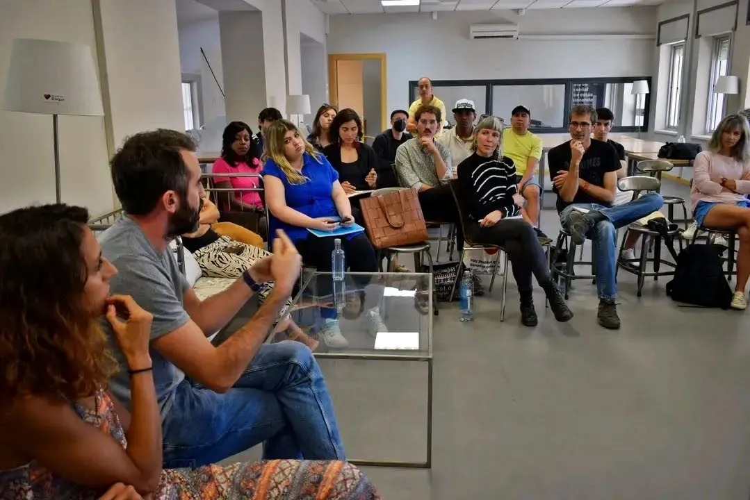Jesús y María José participando en una mesa redonda sobre bioconstrucción en La Noria