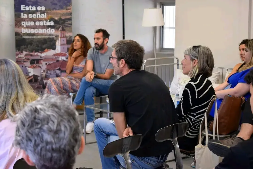 Jesús y María José participando en una mesa redonda sobre bioconstrucción en La Noria